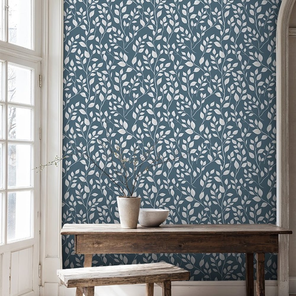 Glenn Dark Blue - Papiers peints - Bleu - Chambre - Feuille - Scandza - Intissé