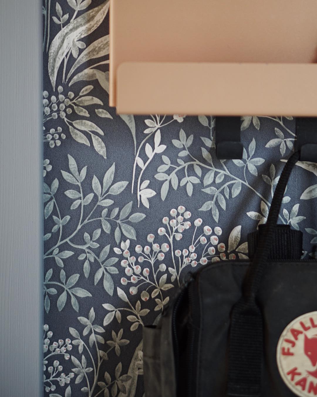 Första arbetsdagen avklarad efter julledigheten och nu ska två kånken packas! Imorgon börjar Ebbe förskolan 🤭 Stort ju! Vår bäbis är inte bäbis längre 〰️〰️〰️〰️〰️〰️〰️〰️〰️〰️ Btw älskar verkligen den här tapeten som vi har i hallen 👆🏻 Hoppas ni haft en fin måndag ❤️