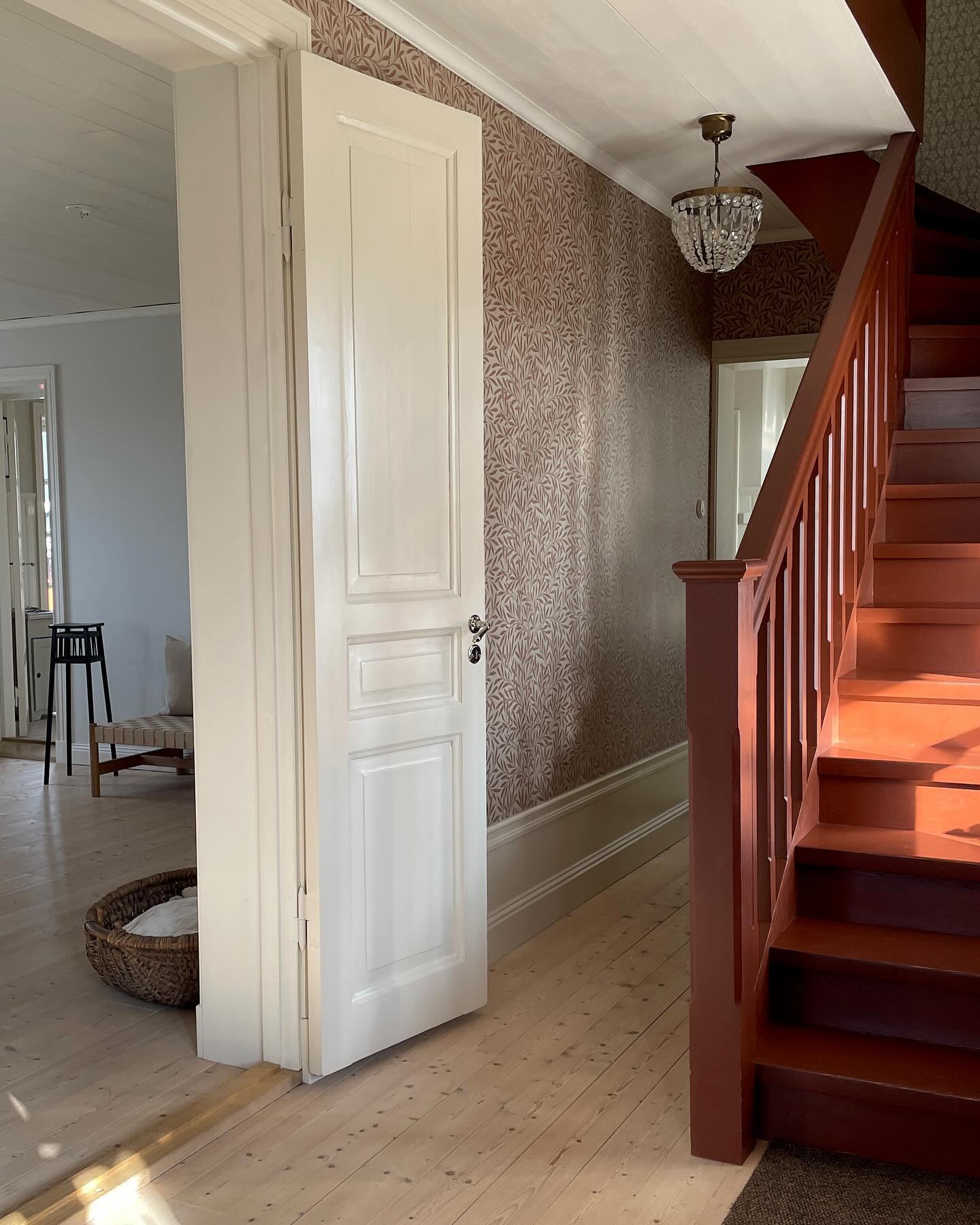 Tänk vad lite sol gör med en ☀️ Livet känns allt lite lättare då. 

.
.
.
.

#vår #prästgård #hall #hallinspiration #linoljefärg #rödtrappa #trappa #byggnadsvård #renovering #trägolv #sekelskifte #scandinavianhome #skandinavsikahem #tapet #tapetinspiration #familjetapeter #wallpaper #wallpapers #williammorris #alltihemmet #veckansvackraste #heminredning