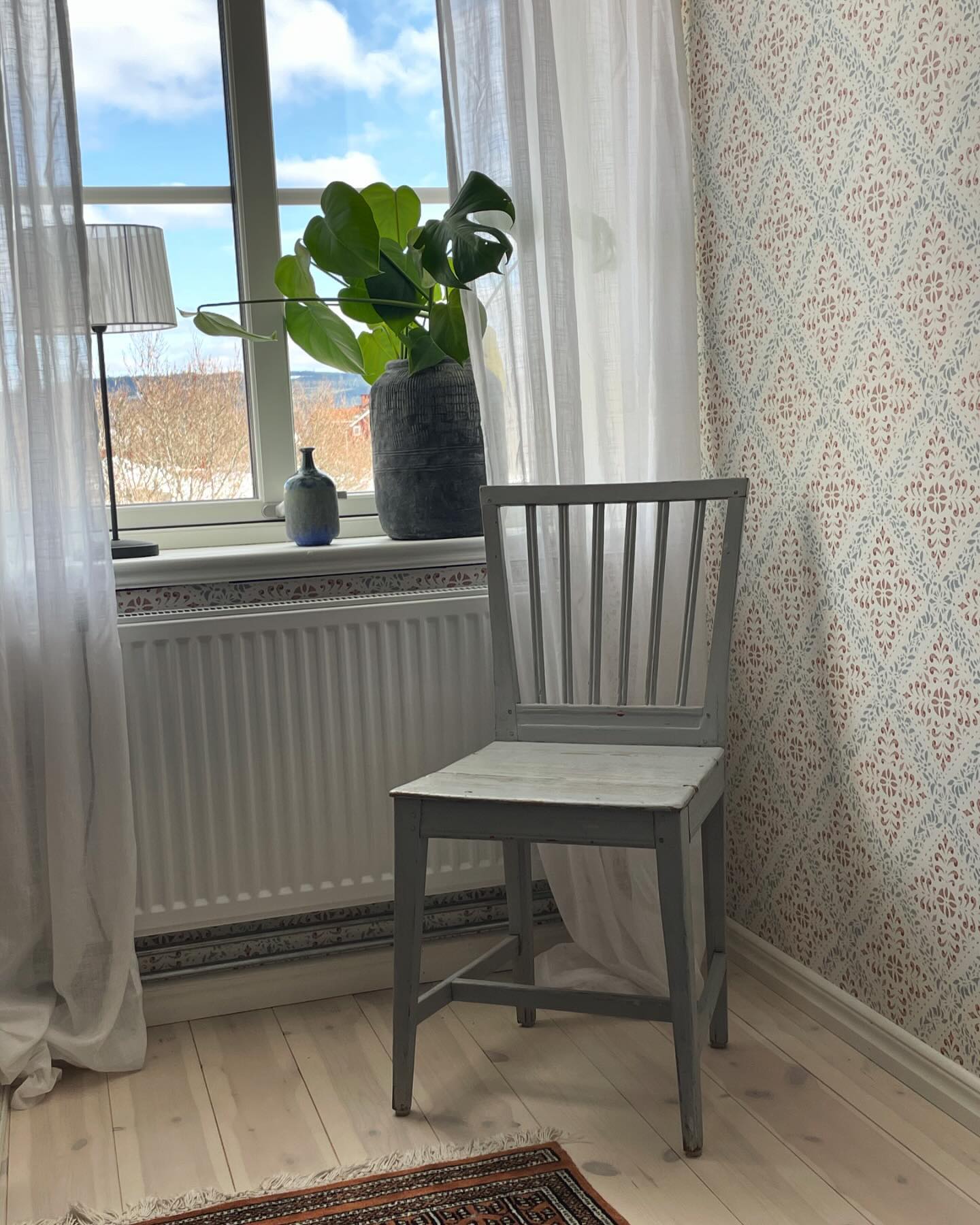 Denna tapet var först tänkt till det öppna köket/vardagsrummet, men sen insåg vi att det skulle bli alltför rörigt mot tapeten i hallen. Vi älskade ju mönstret, så vi ville hitta en bra plats för den. Den hamnade i kontoret, där det egentligen skulle in en varmgul tapet. Rätt beslut🤍 

.

.

.
#härligthemma #scandinavianhome #schwedenhaus #bakugardn #renoveragamlahus #släktgård #leksandsstolar #myvintagehome #byggnadsvård #sekelskifteshus #lantlivet #homeinsweden #norrlandsträ #timmerhus #nordicliving #interior #drömhem #renovation #mitthempålandet #mitthemditthem #nordichome #regnbåge #countryliving #rainbow #familjetapeter #bohostyle #bohohome #mittlevaochbo  #hemmakontor #svenskahem