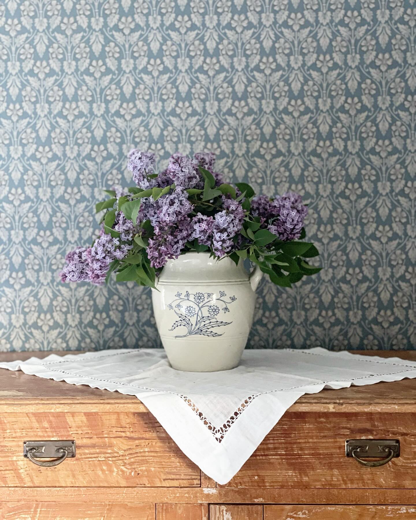 Är det bara jag som längtar efter att plocka den första syrenbuketten? 

.

.

.
#härligthemma #scandinavianhome #schwedenhaus #bakugardn #renoveragamlahus #släktgård #utsikt #myvintagehome #byggnadsvård #sekelskifteshus #lantlivet #homeinsweden  #timmerhus #nordicliving #interior #drömhem #renovation #mitthempålandet #mitthemditthem #nordichome #gamlatapeter #countryliving #timmervägg #familjetapeter #bohostyle #bohohome #mittlevaochbo  #boråstapeter #syrener #yeswallpassion