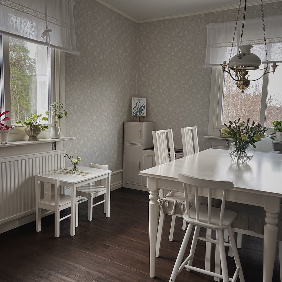 𝙵𝚁𝙴𝙳𝙰𝙶𝚂𝙱𝙻𝙾𝙼𝙼𝙾𝚁 💐 Alltid härligt med en ny fräsch bukett på bordet och jag längtar SÅ till sommaren och alla buketter som kan tas in från trädgården 🤞🏽 

#blommor #fredagsbuketten #fredagsblommor #kök #matsal #köksinredning #barnkök #boråstapeter #borastapeter #familjetapeter #aliceandfox #ikea #kährs #sovtex #gamlahus #20talshus #hemmahososs #inredning #inredningsinspo #inredningsdetaljer #interior #skandinaviskahem #sekelskifteshus