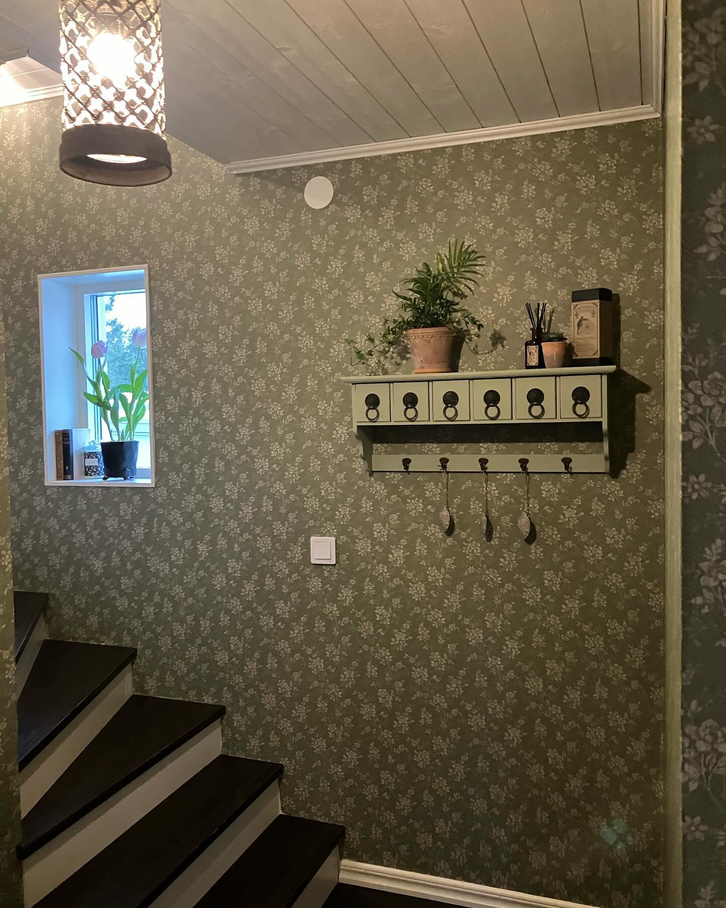 Äntligen klara i lilla hallen😊#hiprose #boråstapeter #borastapeter #lerkruka #tapetinspiration #familjetapeter