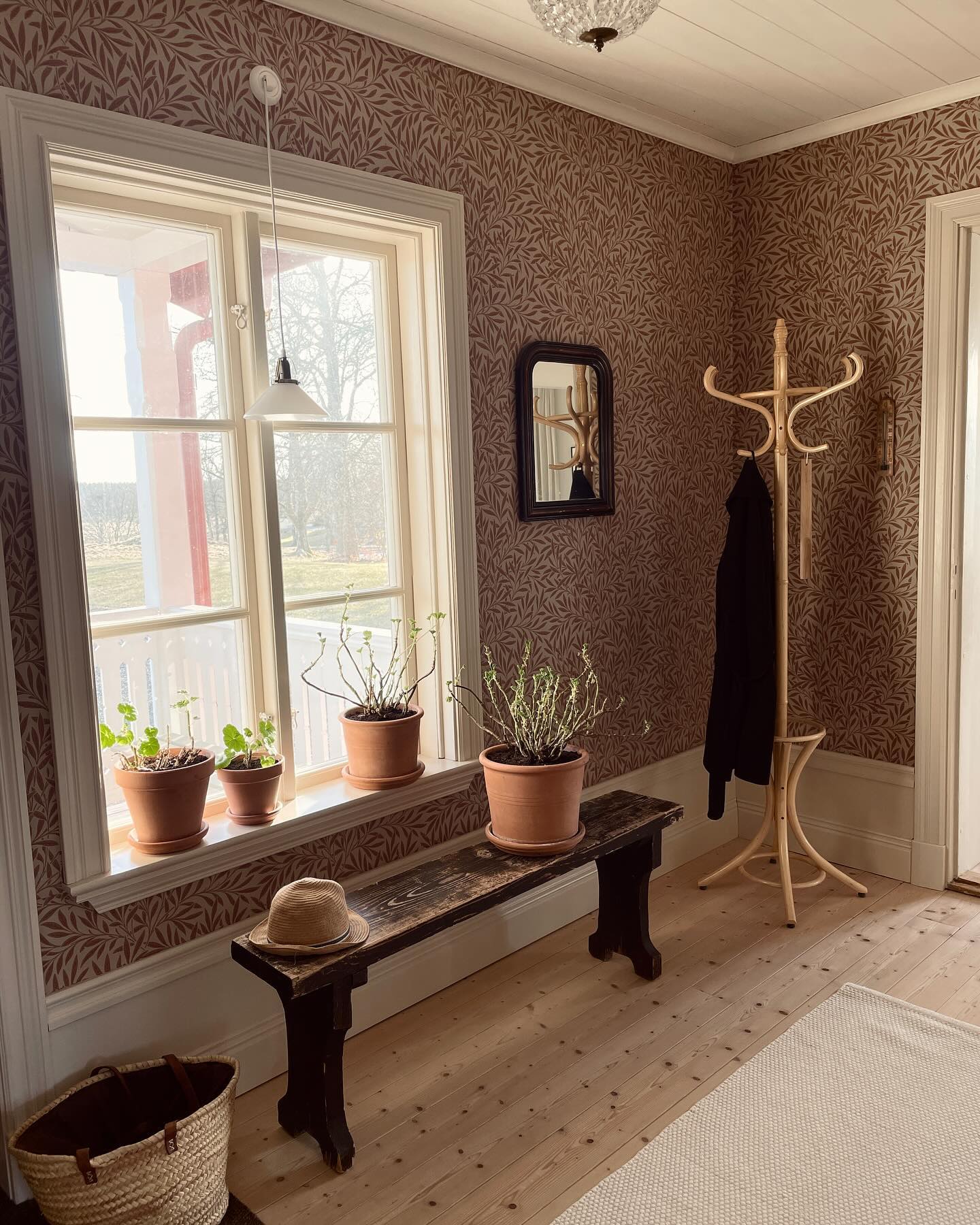 Snart ett år sedan vi tapetserade om den här hallen och vi är fortfarande lika nöjda ❤️

.
.
.
.

#hall #hallinspo #hallinspiration #prästgård #gammalthus #sekelskifte #linoljefärg #engwalloclaesson #tapet #tapetinspiration #wallpaper #wallpaperdecor #williammorris #williammorriswallpaper #familjetapeter #bolig #boligdrøm #skandinaviskahem #veckansvackraste #husochhem #alltihemmet #lantligthem #lantligt #renovering #byggnadsvård #trappa #trägolv