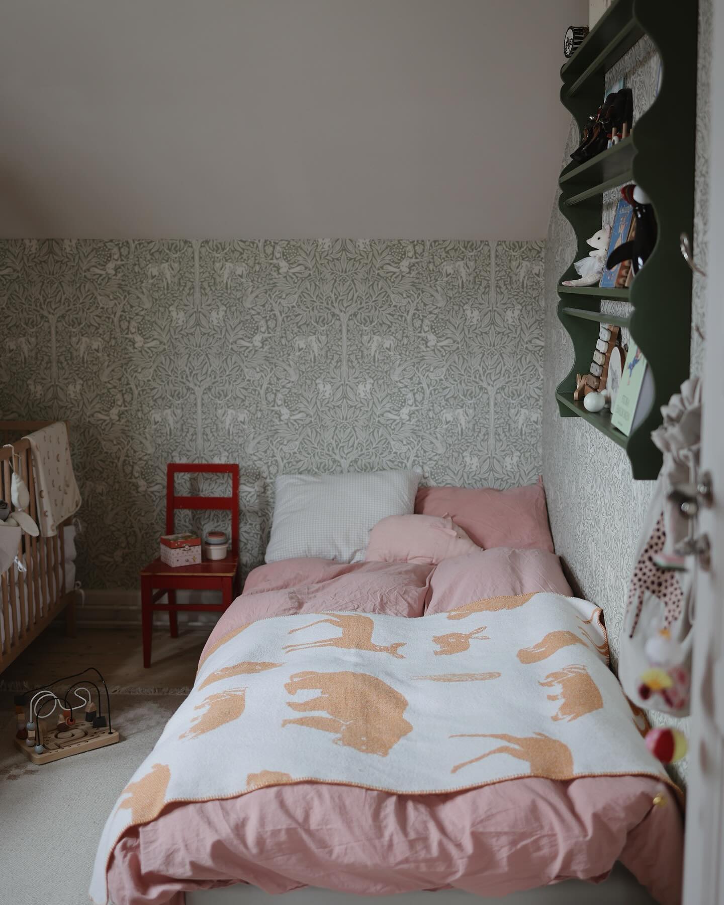 Astrids 🍀

Det minsta men också det mysigaste rummet i huset.
Tapetserat med en favorittapet ’under the elder tree’ från borastapeter 🦌