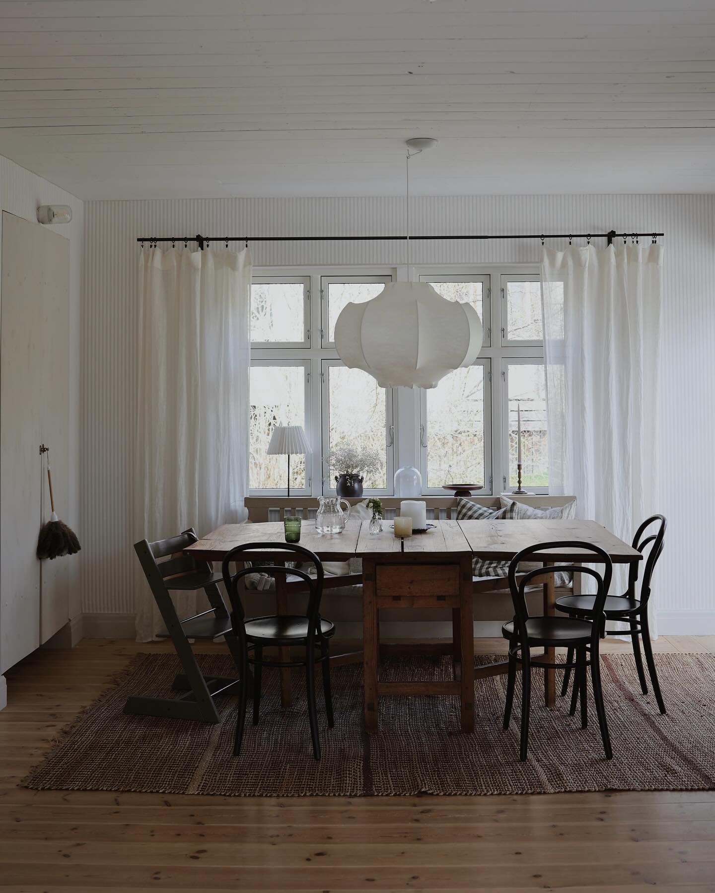 Nystädat hem 🧹

Om jag har haft världens mest medgörliga barn idag? Japp! En har sovit i tre timmar och den andra har hjälpt mig med precis allt. Nu ska jag njuta av detta hem som kommer vara glänsande i max tio minuter till med en kopp☕️