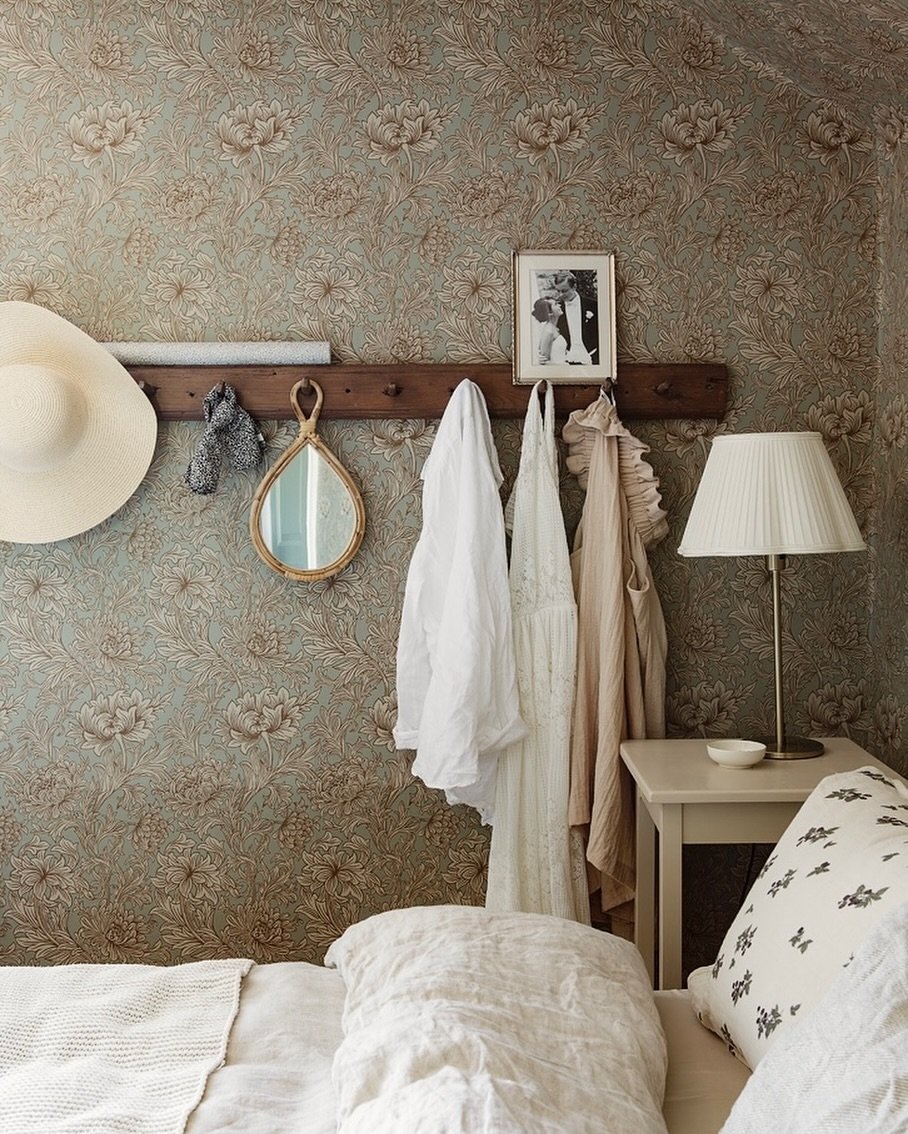 Älskar gamla saker 🤎 Här är en av alla i vårt hus. En gammal knoppbräda, som satt i huset när vi köpte det. Har ni några gamla fynd som ni gillar lite extra mycket? 

📷: carinaolander 

.
.
.
.

#sovrum #sovrumsinspiration #bedroom #knoppbräda #prästgård #gammalthus #sekelskifte #linoljefärg #engwalloclaesson #tapet #tapetinspiration #wallpaper #wallpaperdecor #williammorris #williammorriswallpaper #familjetapeter #bolig #boligdrøm #skandinaviskahem #veckansvackraste #husochhem #alltihemmet #lantligthem #lantligt #renovering #byggnadsvård #linne