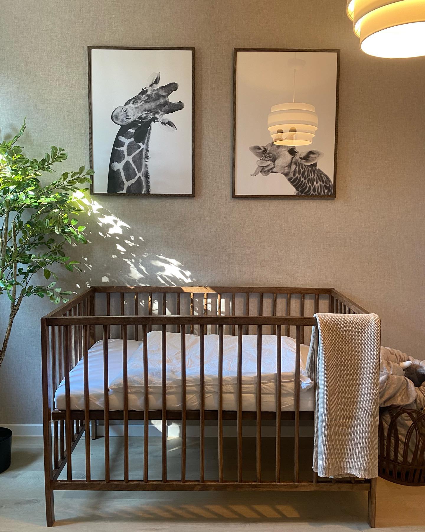 Nå nærmer vi oss helt ferdig med barnerommet🦒🐘🦁Det gjenstår kun småting som å henge opp vegglampen og finne en hvit, enkel potte til treet🌳