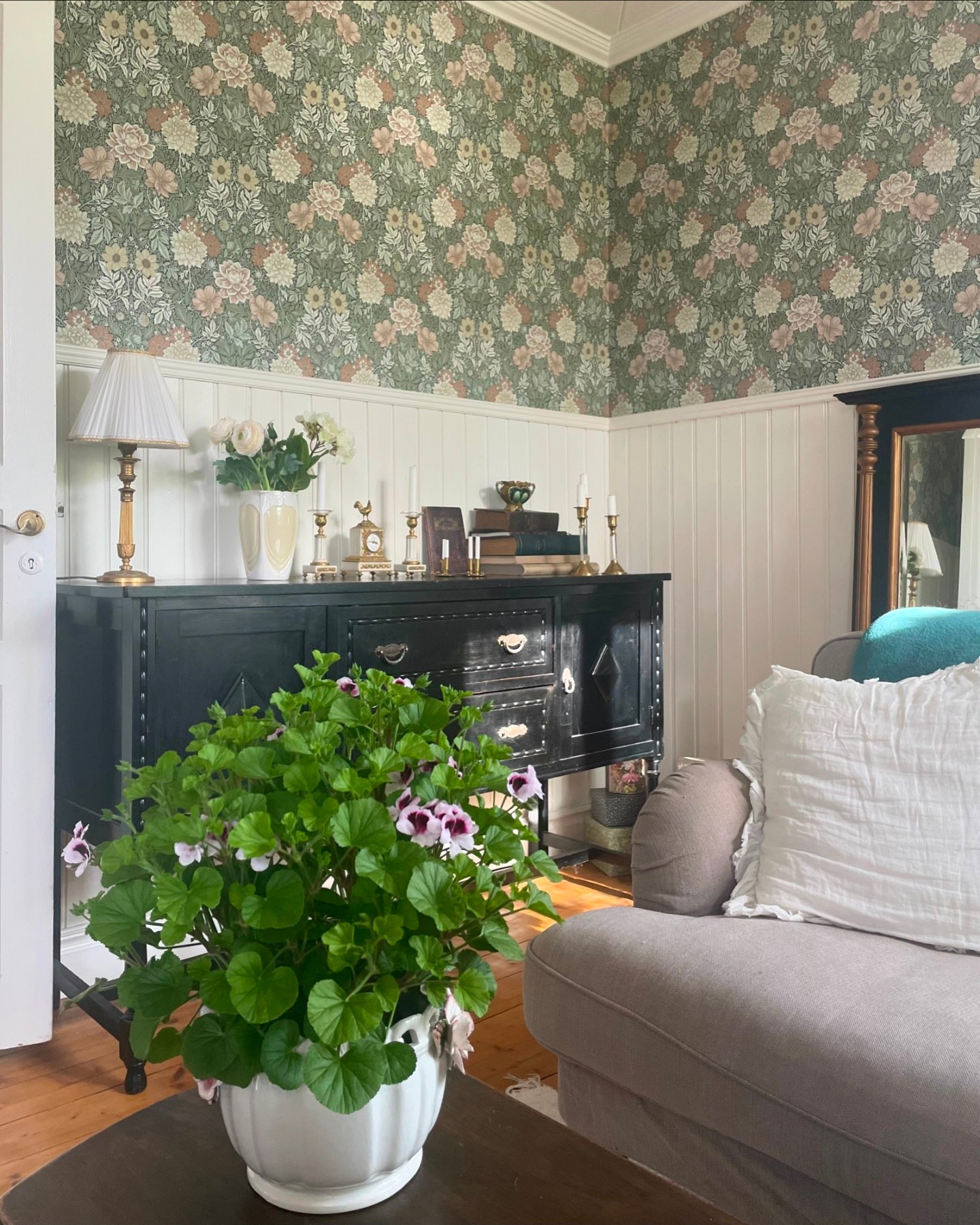 Möblerat om igen, flyttar saker hit och dit. Vad tycks? 
Passar på att önska er alla en härlig valborg💛

#sekelskifte #sekelskifteshem 
#mittslott #renovera 
#kansjälv #veckansvackraste 
#underbaraboning #skönahem 
#levaobo #inredningsinspo 
#myhome #mitthjem  #homedecor
#detaljer #diy #nordiskahem
#loppisfynd #mittloppadefynd
#hemtrevligt #jugend #pelargonium 
#dahliagarden #familjetapeter