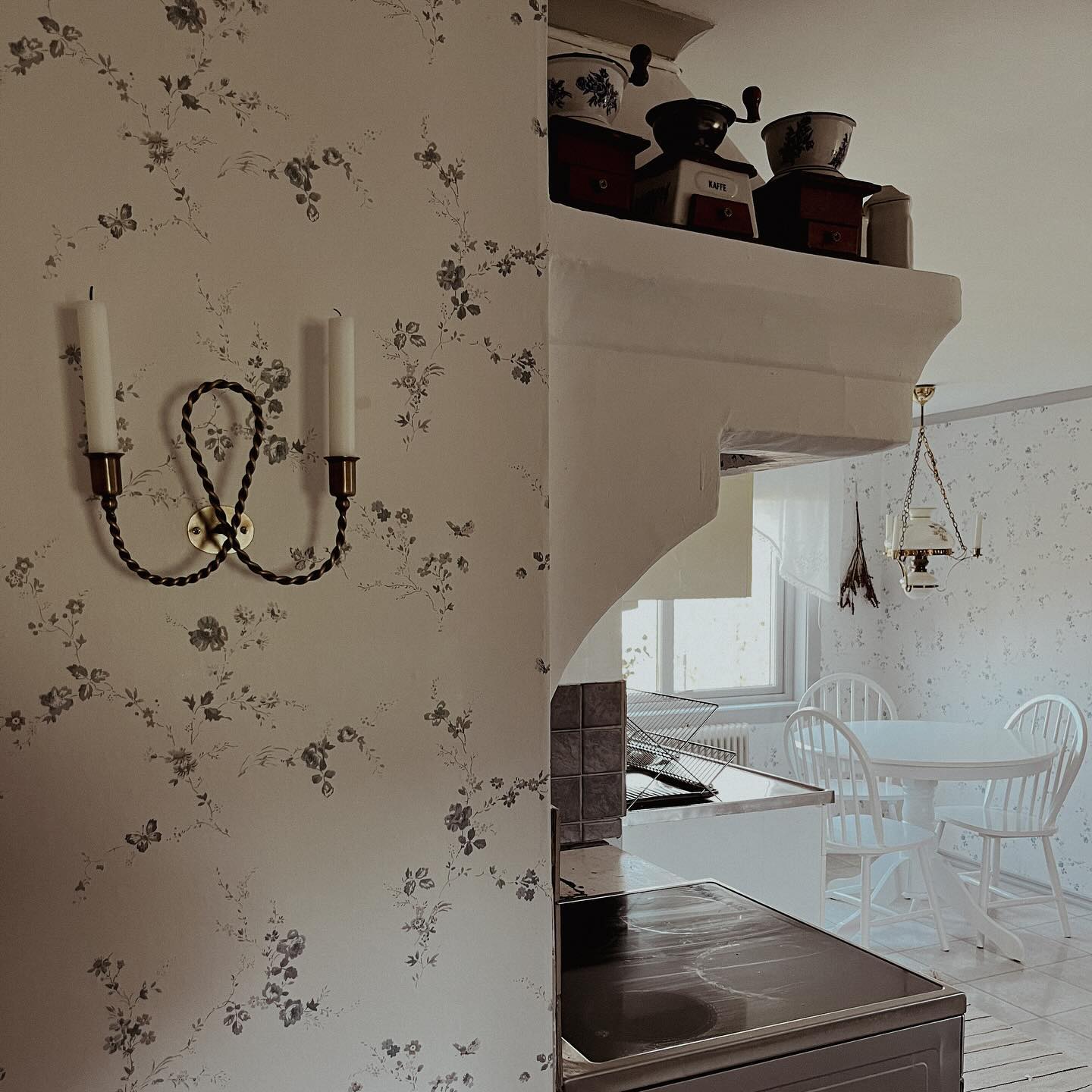 Allt det gamla vackra! ✨ jag känner mig så nöjd med hur köket blev men jag tycker ändå att det är något som fattas, vill få in lite mer värme. Något ska jag nog allt hitta på. 

#lantligthem #lantligtkök #sekelskfite #sekelskiftehus #inredning #kök #sekelskifteinredning #vintage #loppis #huspålandet #gammalthus #levaobo #mywhitecountryhouse #swdishcottages #swedishsummerhouse #swedishfarmhouse #gammalstil #familjetapter #interior #yeswallpassion #1800interior #swedish