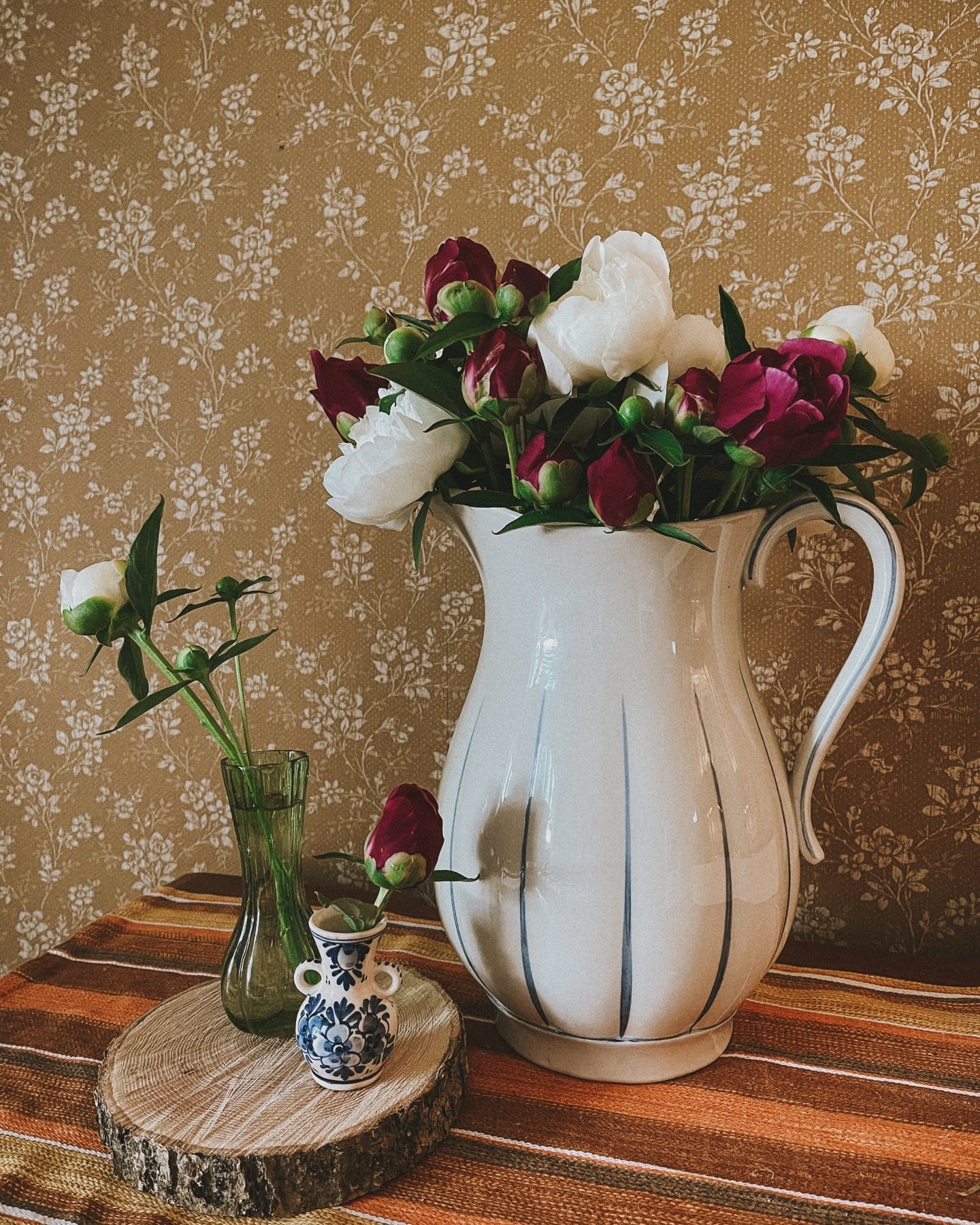 Ungefär en hundradel av alla pioner i trädgården fick komma in i huset💗

.

.

#peony #whitepeonies #pioner #pion #pinkpeonies #peonies #garden #nature #gardencore #cottage #cottagecore #cottage #wallpaper #vintage #thrifted #loppis #loppat #secondhand #boråstapeter #countryside #mittlevaobo