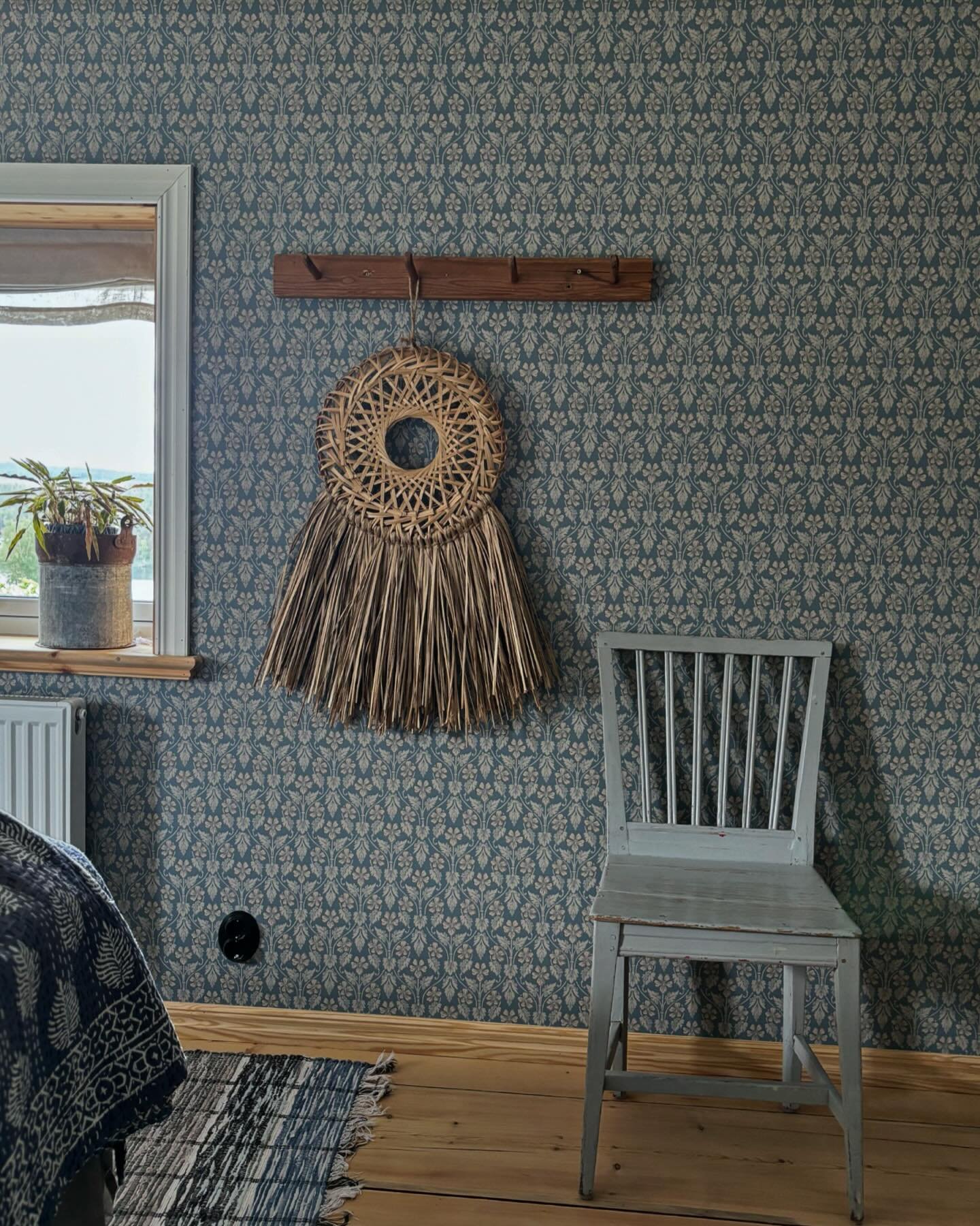 Inredning och för lite tid. Så ofta det blir att jag hänger, ställer eller lägger något lite sådär ”i förbifarten” och tänker att ”äh, den får vara där så länge”. Sen blir sakerna kvar väldigt länge. Jag tror att det är då jag funkar på ett plan. Improviserar och testar, samtidigt som att jag på andra sätt har en väldigt klar tanke om hur det ska bli. Fler som känner igen sig?

.

.

.
#härligthemma #scandinavianhome #schwedenhaus #bakugardn #renoveragamlahus #släktgård #älvdalen #myvintagehome #byggnadsvård #sekelskifteshus #lantlivet #homeinsweden  #timmerhus #nordicliving #interior #drömhem #renovation #mitthempålandet #nordichome #countryliving #gästrum #hemma #bohostyle #bohohome #familjetapeter #renovering #såpskuratgolv #trasmattor #livsstil #inredningsinspiration