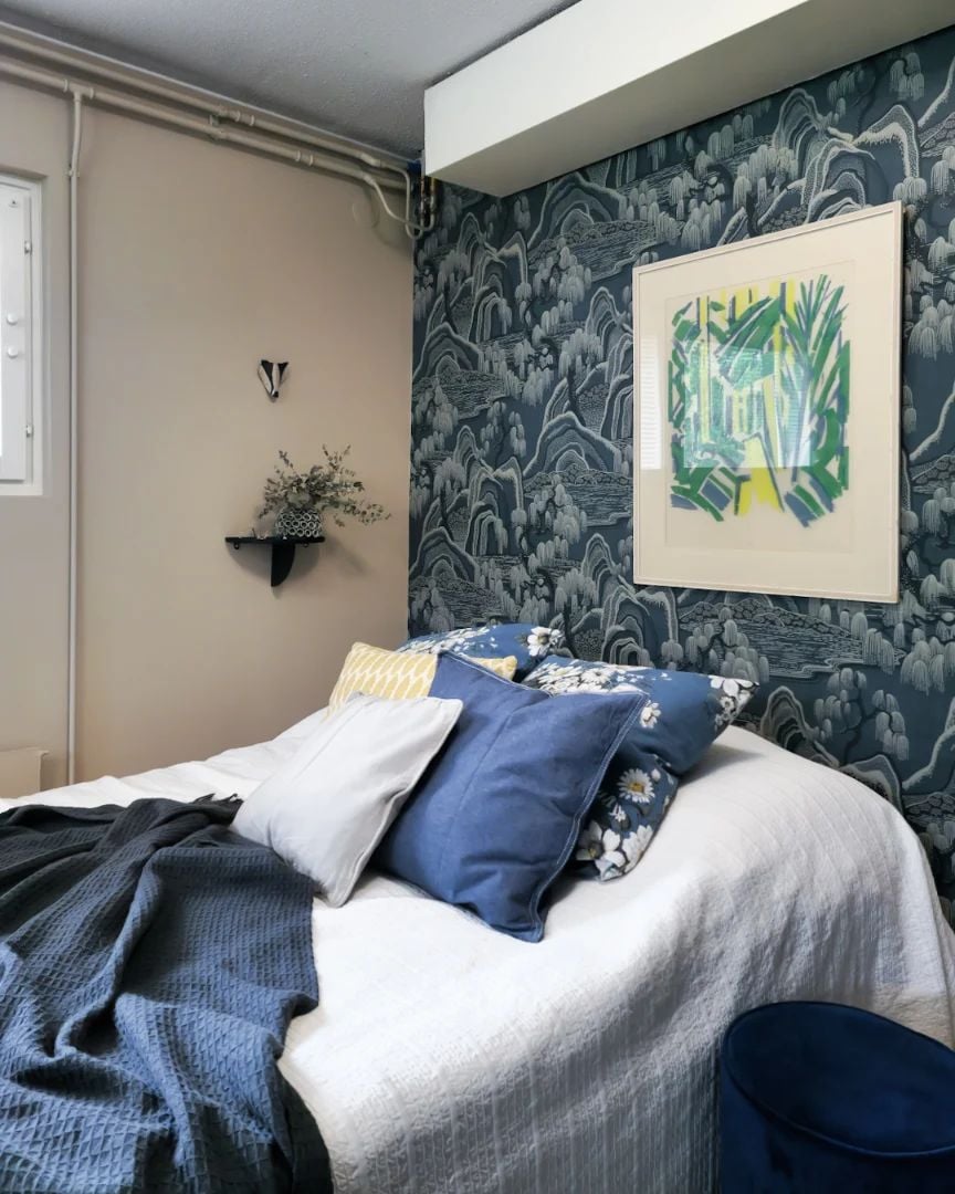 Kohta valmista.

Tapetoin viime perjantaina työ-/vierashuoneen vihdoin valmiiksi ja kiinnitin hyllyn, taulun ja keraamisen mäyrän paikoilleen. Nyt pitäisi vain päättää valaisin tuohon taulun vasemmalle puolelle ja kiva naulakko toiselle seinälle. Hyvät vaihtoehdot on jo olemassa, mutta ei ihan vielä ostoskorissa. 

Tällä hetkellä huoneessa on tosin kaaos, kun lajittelen tyttöjen pieneksi jääneitä vaatteita kierrätykseen, Toriin ja odottamaan seuraavaa käyttäjää. Onneksi suurin osa vaatteista kiertää meillä kaikki kolme läpi. Tytöt haluavat eroon myös kasasta vanhoja My Little Ponyja, pieniä naamiaisvaatteita ja lautapelejä, joita ei enää pelata. Lupasin auttaa laittamaan ne myyntiin. Aika moni Fluttershy, Pinkie Pie ja Applejack on käynyt jo kuvattavana.

#työhuone #study #vierashuone #guestroom #guestroomstyle #homeofficestyle #homeoffice #homeofficedecor #workspace #details #borastapeter #boråstapeter #indigogarden #familjetapeter #kotitapetti  #mixandmatch #eclectic #eclecticdecor #70luvuntalo #70shouse #kodinsisustus #homeinterior #sisustaminen #sisustus #interior #interiors