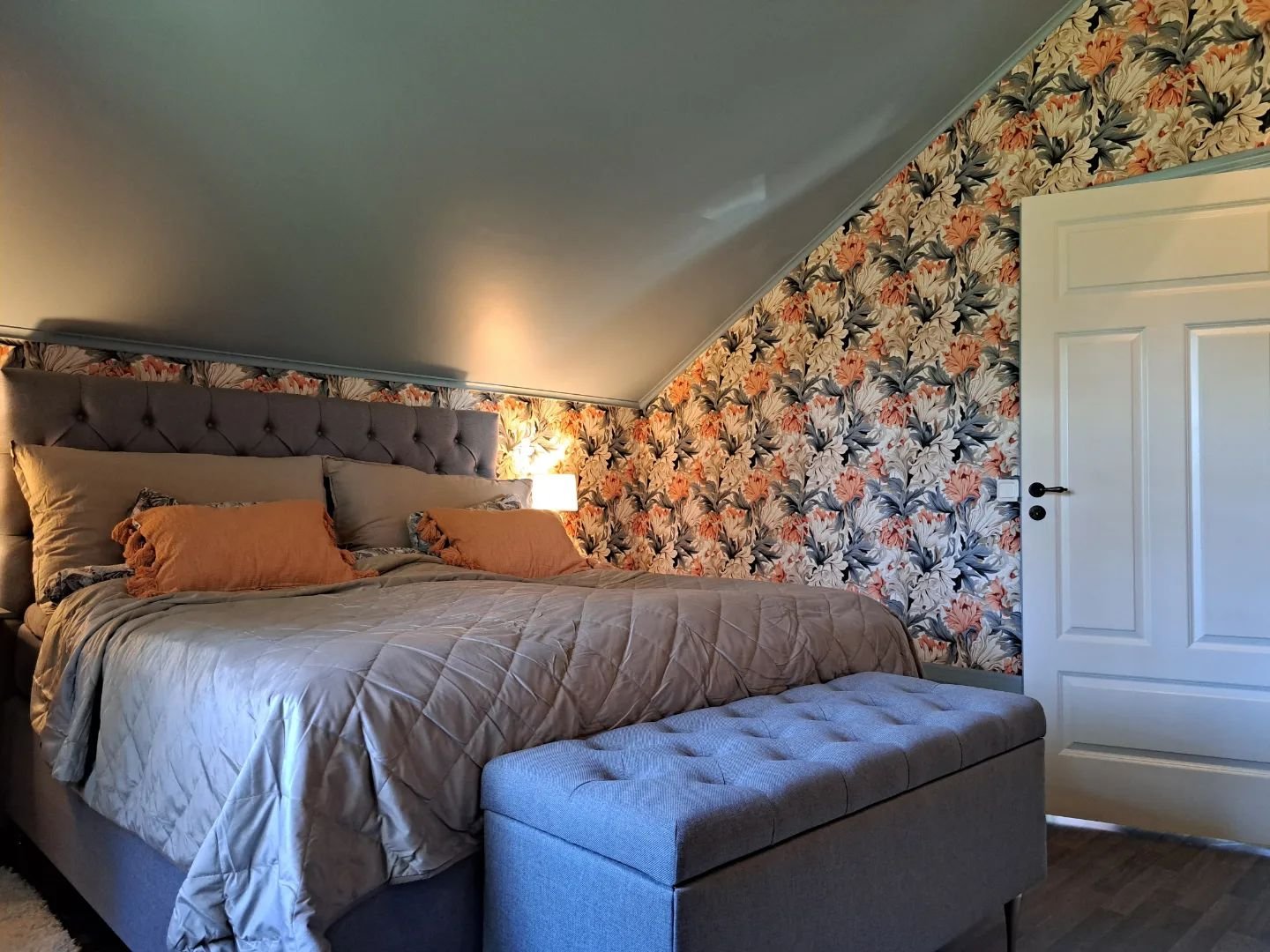 Senaste projektet för Fröknarna Fix klart idag 🙌👌🤩
Nöjda kunder = lyckliga "fröknar" 🥰

#fröknarnafix #froknarnafix #coloramaälvängen #wallpassion #familjetapeter #inspiration #sovrum #homestyling #styling #blue #orange #tapet #mönstradetapeter