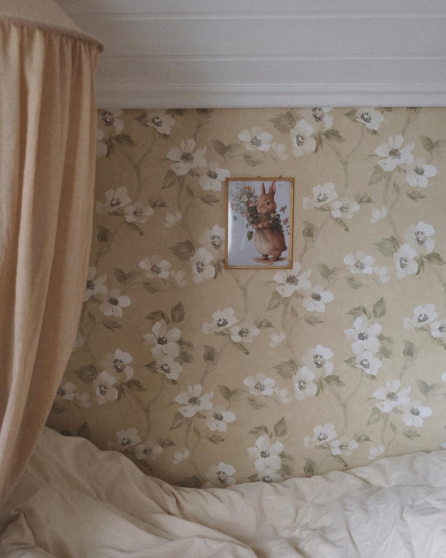 Et favoritt hjørne her hjemme 🌸🌿

#kidsroom #kidsroominspo #kidsroomideas #magicofchildhood #magicofmotherhood #barnerom #barneromsinteriør #barnerominspo #barnerommet #nordiskehjem #mittnordiskehjem #mitthjem #levlandlig #levlantligt #lantliv #lantligstil #lantligt #landliginteriør #landlig #landligstil #landliginterior #stillife #stilllife #still_life_gallery #still_life_mood #cottagecore #cottagehomes #cottagecorecommunity #cottagedecor #tapet