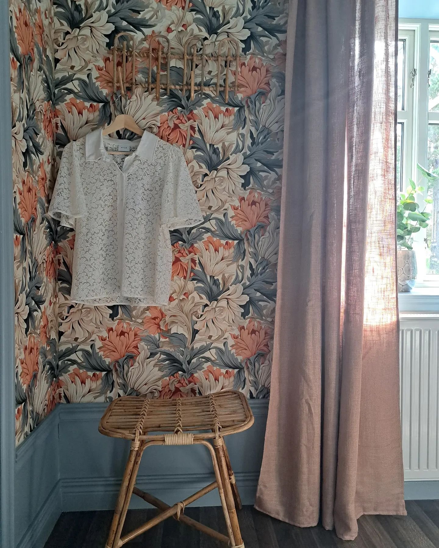 #fröknarnafix #froknarnafix #coloramaälvängen #wallpassion #familjetapeter #inspiration #sovrum #homestyling #styling #blue #orange #tapet #mönstradetapeter