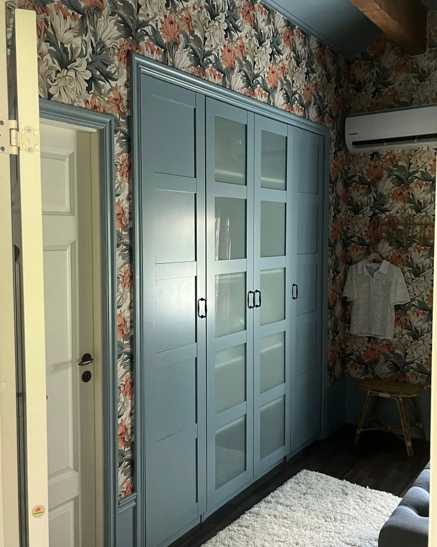 Garderobsdörrar i samma nyans som tak och lister i detta vackra sovrum. Sååå snyggt 👌

#fröknarnafix #froknarnafix #coloramaälvängen #wallpassion #familjetapeter #inspiration #sovrum #homestyling #styling #blue #orange #tapet #mönstradetapeter #blågrå #färgochtapet