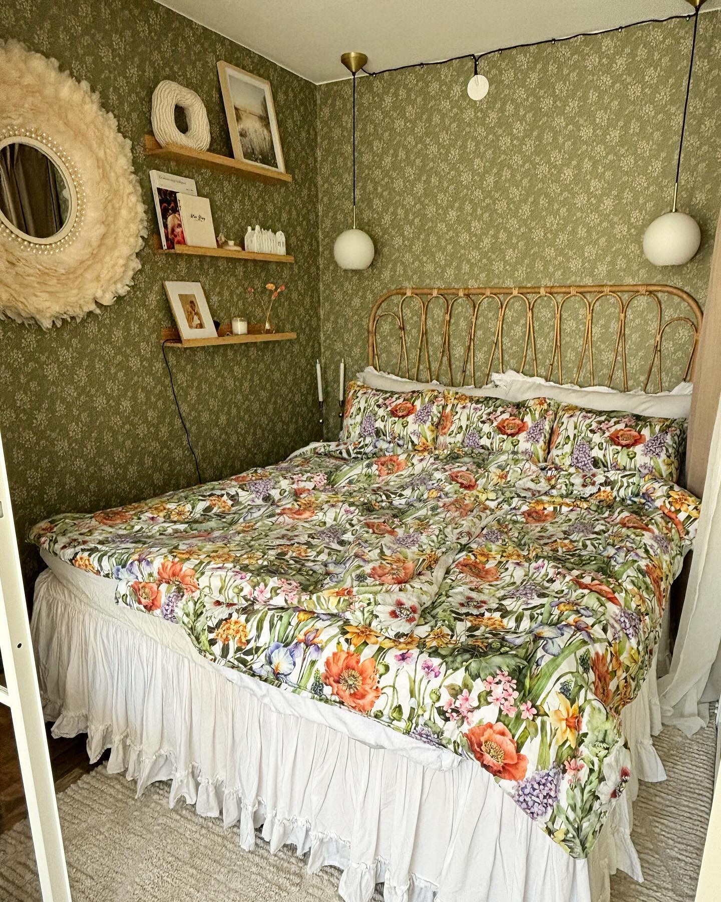 Min blommande äng 🍃🌸lika mysigt varje år när de här påslakanen får komma fram 🌸🌼🌻 Har du några påslakan som är lite extra mysiga att sova i. Godmorgon på dig 🌸🌼🍃🩷
.
.
.
.
.
#hemmahoscederblad #inredningstips #interior #homeinspo4you #interior4all #scandinavisndecor #inredningsinspo #mittnordiskehjem #ourluxuryhome #skandinaviskehem #mynordichome #skandinaviskehjem #interiordelux #interior123 #homeinspo #nordichome #nordicliving #interior_design #dream_interiors #mynordicroom #nordiskahem #scandinavianhome #scandidecor #svenskahem #swedishhome #swedishhomedecor #sovrum #påslakan #hemtex #hiprose