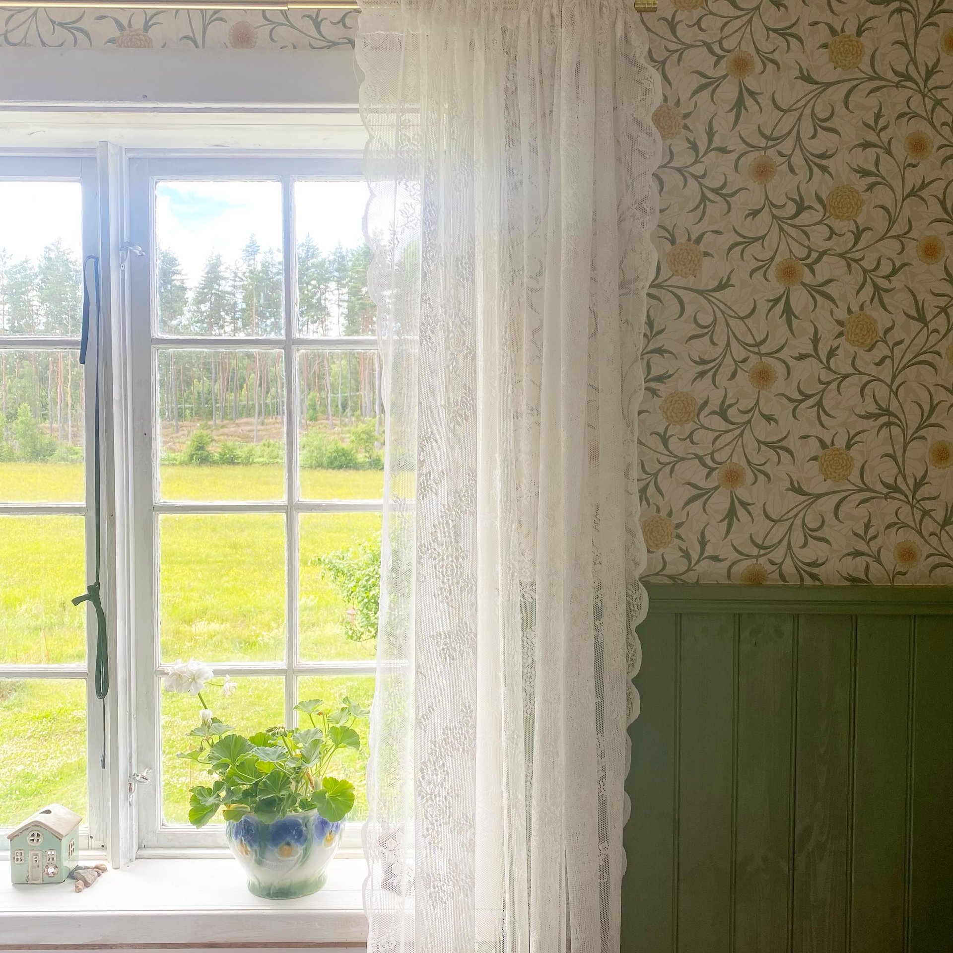 God fortsättning på midsommarhelgen💛Vi har haft finbesök hela helgen och det kändes extra roligt att få färdigt ett extra gästrum, även kallat ”sommarrummet”
Bröstpanel i jugendgrönt och tapeten scroll thyme/pear, William Morris💛

#påmarielund #nytapetserat#papperstapet#gamlahus #scrollthymepear#sommarrummet#badhotellskänsla#jugend#jugendgrön#linoljefärg#byggnadsvård#lantligt#familjetapeter#morris#williammorriswallpaper#wallpaper#williammorris