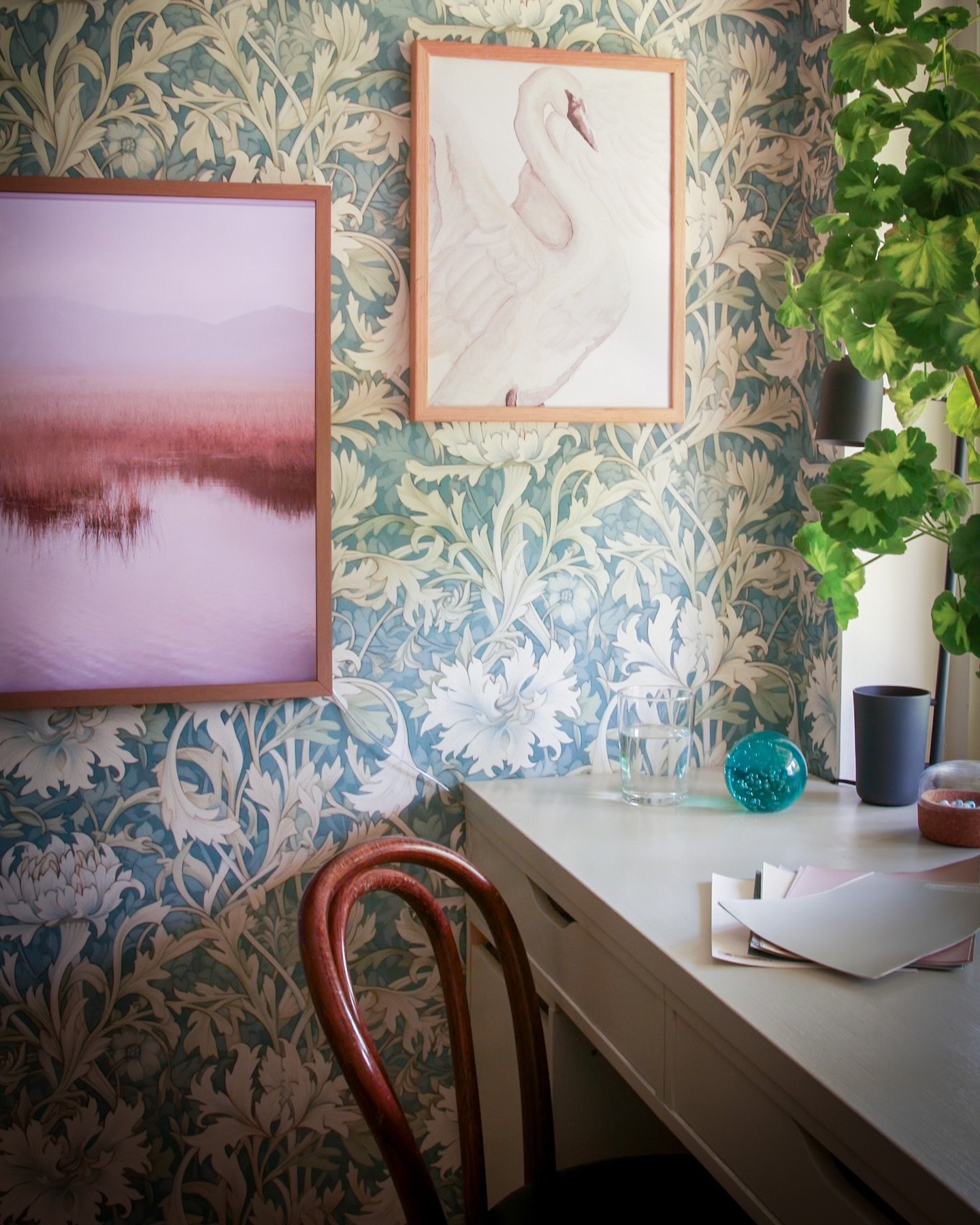 Rummet som jag älskar, sen jag fyllde väggarna med blomster. Mestadels har det blivit Lilla T som hänger här men när han är i skolan passar jag på att ha det helt för mig själv.
