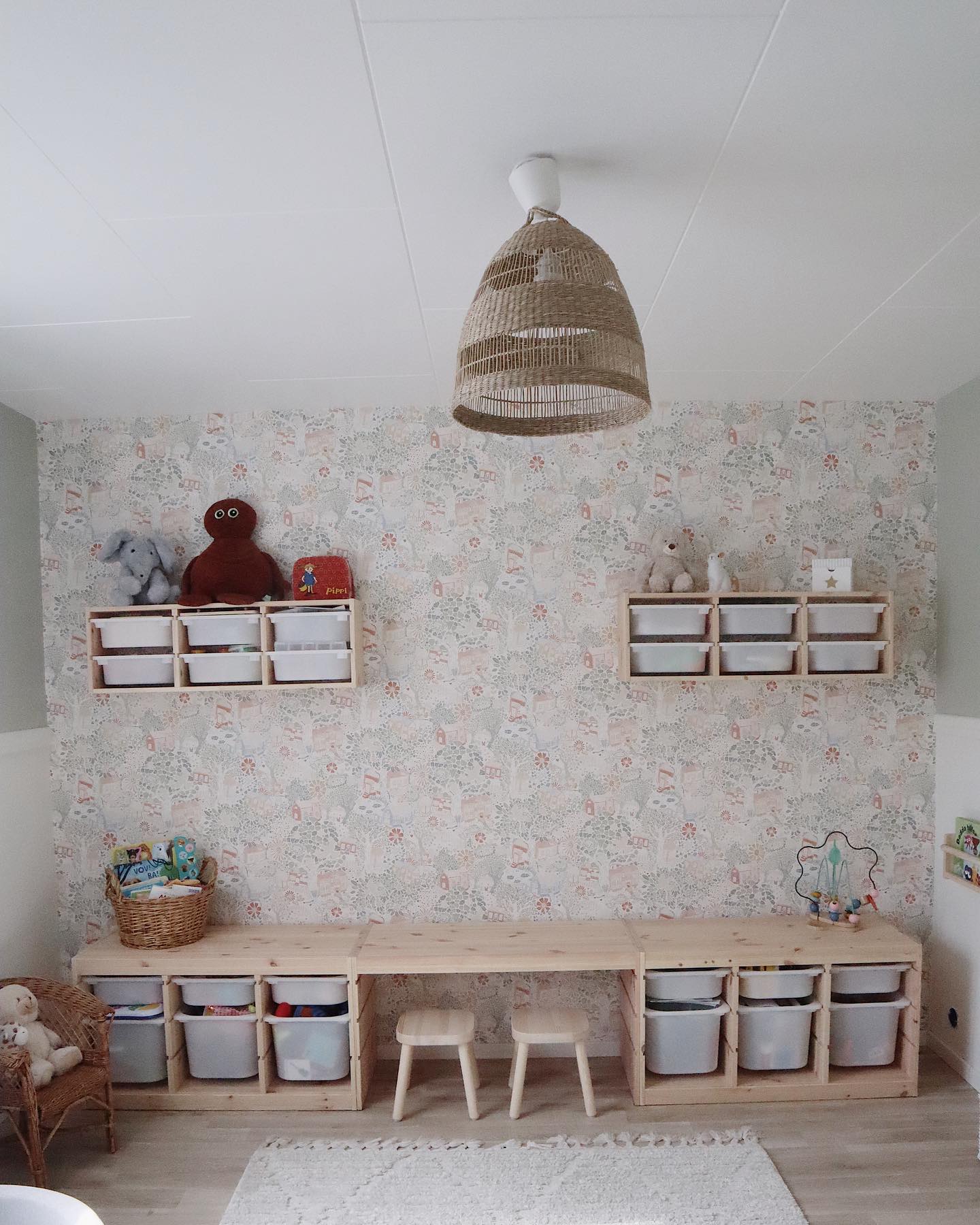 Mitt absoluta favorit rum i nya huset har fått sig en makeover, barnens lekrum 🧸 

Det har stått klart ett tag men ibland tar det lite tid att få till efter bilder… vi valde att köra igång med detta rum ganska direkt efter att vi hade flyttat in. Vi kände att vår prio är ett rum där barnen lätt kan leka på egen hand och som är på samma våning där vi mest håller till (alla sovrum är på ovanvåningen) så att man alltid är tillgänglig och hör vad som händer. 

Vi valde att tapetsera en fondvägg med tapeten Bygga Bo, första gången vi tapetserade själva (med lite uppstarts hjälp 😜) och sedan måla de andra väggarna i grönt och vitt. Det var svårt att hitta en grön färg som vi gillade och som matchade med tapeten men efter superbra hjälp på stuvbutiken  i Karlstad så fick vi blanda till en färg som vi blev helt kära i 😍
Vi valde att göra halva väggarna gröna och halva vita för att få en ”bröstpanels” känsla som vi även har i hallen utanför. För att göra övergången ännu mer markant satte Jonas upp lister längst med väggarna vilket vi är väldigt nöjda med att vi gjorde. 

Efter en dels inspirations sökande ifrån Pinterest så blev det ganska självklart att vi skulle köpa Ikeas trofast förvaring för att leksakerna ska vara lättillgängliga, få plats och även kunna sorteras en aning. Vi valde även att sätta upp förvaring högre upp som inte barnen själva når där det finns sånt som lera, tuschpennor och annat som är bra om en förälder är med och leker med 😇🙌🏼 

Det som fattas nu är en fin matta och lite tavlor sen är allt klart! 😍

Älskar detta rum verkligen ❤️ vad tycker ni? Swipea gärna för förebilder och inprogress 🥰 

#playroom #pinterest #lekrum #inspiration