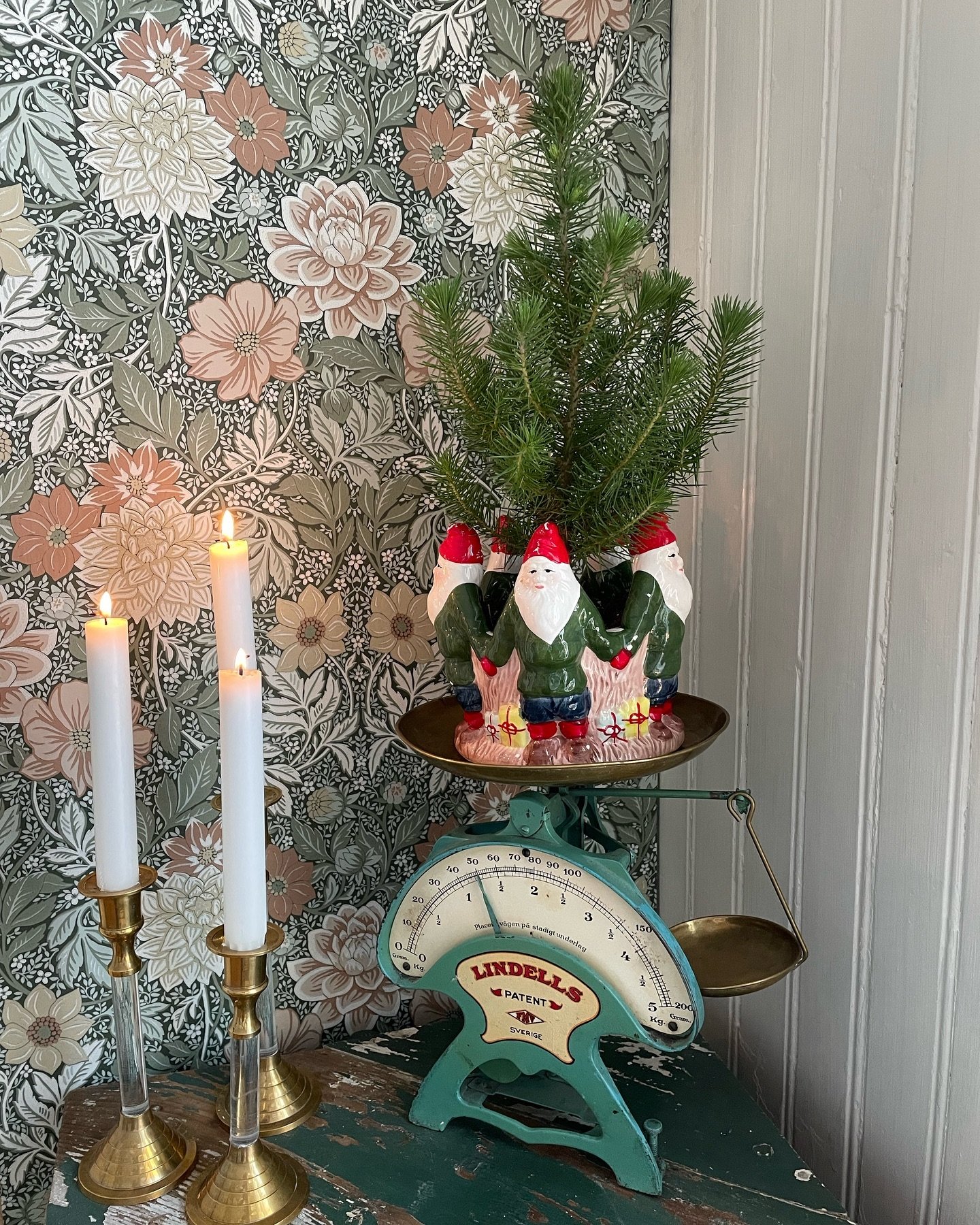Fredagskrukan🎅🏼 Ha en fin fredag🎄 

malarbertils_hus 🧑🏻‍🎄

#sekelskifte #sekelskifteshem 
#mittslott #renovera #familjetapeter #boråstapeter #dahliagarden #kansjälv #veckansvackraste 
#underbaraboning #skönahem 
#levaobo #inredningsinspo 
#myhome #mitthjem  #homedecor
#detaljer #diy #nordiskahem
#loppisfynd #mittloppadefynd
#hemtrevligt #jugend #kakelugn