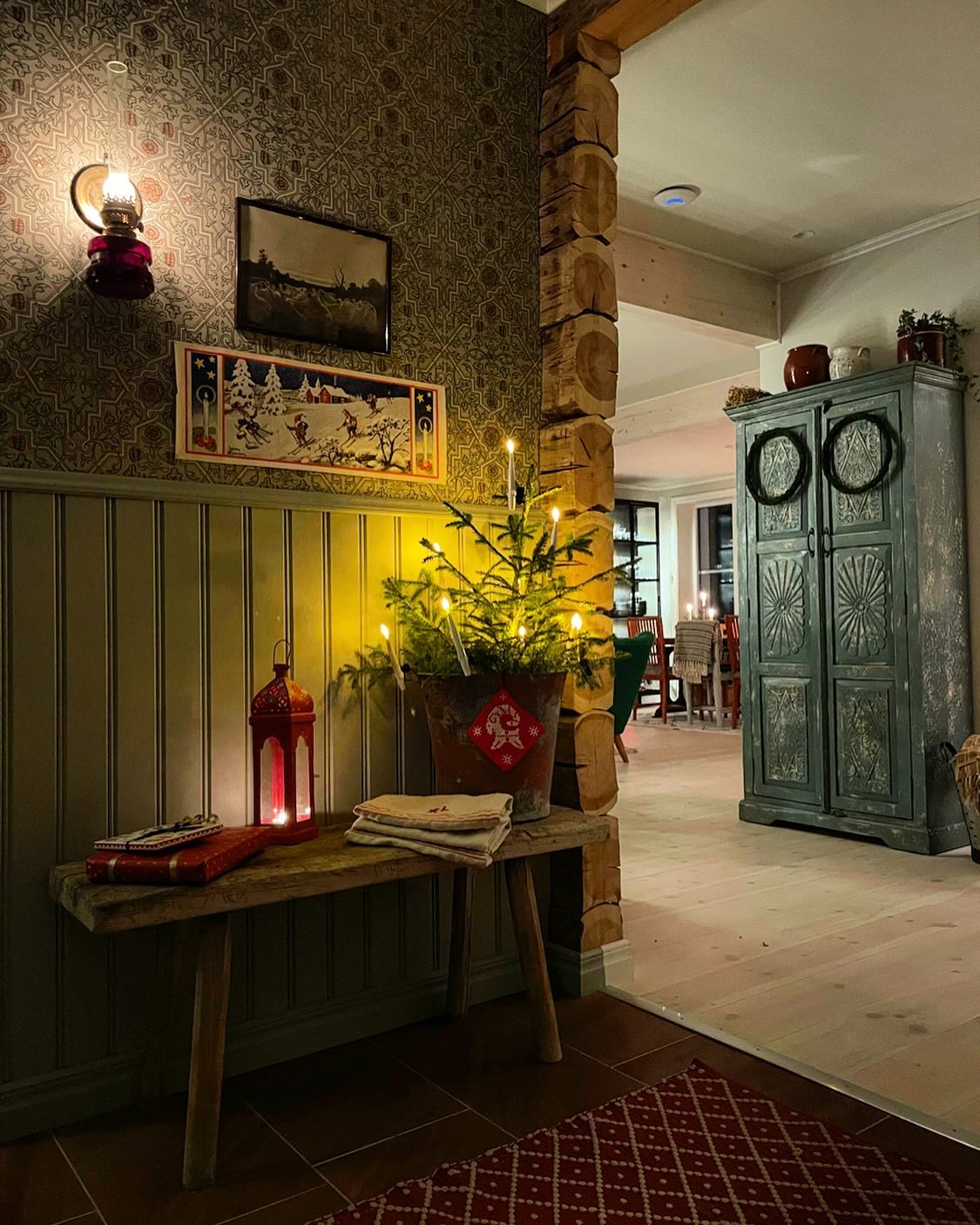 Nej, men vad säger ni? Ska vi inte bara ta och gosa in oss i lite jul nu och inte kliva ur på några veckor?🎄 

.

.

.
#härligthemma #scandinavianhome #schwedenhaus #bakugardn #renoveragamlahus #släktgård #älvdalen #myvintagehome #byggnadsvård #sekelskifteshus #lantlivet #homeinsweden  #timmerhus #nordicliving #interior #drömhem #renovation #mitthempålandet #mitthemditthem #nordichome #wasasten #countryliving #timmervägg #hemma #bohostyle #bohohome #mittlevaochbo #renovering #familjetapeter #julgran
