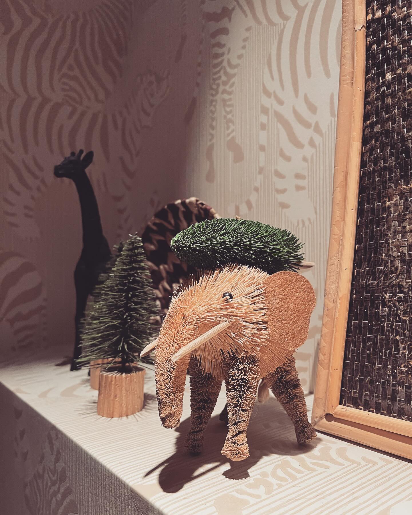 Jul på safaritoalettet 🐘🎄🦒🌍 #toalett #julepynt #christmas #gjestetoalett #gjester #lilledo #lilledoen #nytthus2021 #interiordesign #fargerikehjem #interiorinspo #boligstyling  #boliginspo #interior123 #interiorstyling #designinspiration #toilet #bathroom #toiletdesign #toiletdecor #speil #mirror savannen_no strandror missoni familjetapeter.se vikingbad.no peopleofthesunconnect