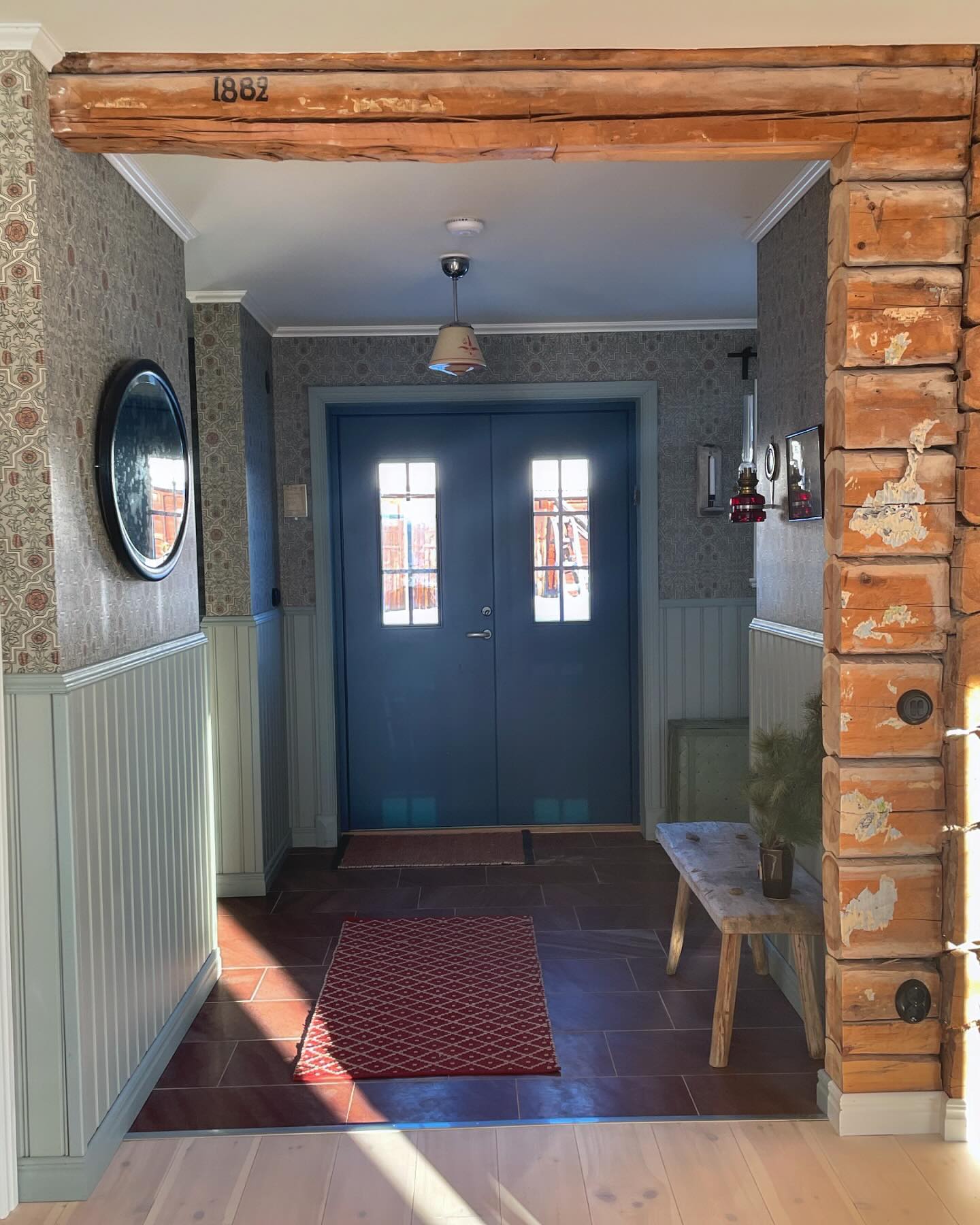 En kall, men vacker dag. Vi röjer på vinden i den gamla delen av huset, så att det är färdigt för att få in mer isolering. Hoppas på en liten tur på sjön om minusgraderna blir på bättre humör. Njuter av solen som strålar genom huset så länge. 

.

.

.
#härligthemma #scandinavianhome #schwedenhaus #bakugardn #renoveragamlahus #släktgård #älvdalen #myvintagehome #byggnadsvård #sekelskifteshus #lantlivet #homeinsweden  #timmerhus #nordicliving #interior #drömhem #renovation #mitthempålandet #nordichome #countryliving #timmervägg #hemma #bohostyle #bohohome #norrlandsträ #renovering #familjetapeter #livsstil #inredningsinspiration #wasasten
