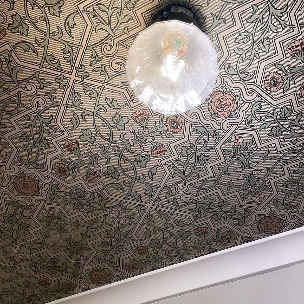 Färgsättning! 👩‍🎨 Hur hittar jag rätt igen i kulördjungeln när vi ska renovera garaget? Den före detta garaget är ett långsmalt rum med lågt i tak och bara ljus från ett håll. Välja ljusa väggar för att väggarna inte ska krypa på en eller mörka för att skapa en ombonad känsla och lyfta fram ljuset som slår in från söder?

Av alla val vid våra två renoveringsresor har valet av väggkulörer varor det mest ångestladdade. Vi är ju inte klara med alla renoveringar än men ändå vill jag redan måla om vardagsrummet. Kände det i och för sig direkt och hann byta kulör till sovrummet.

Faktum är att mycket vårt hus känns blekt. Kanske för att färgvalet blev en ängslig kompromiss, där jag (vi) valde det ljusare alternativet av en kulör. Jag saknar väggar som värmer trots att de saknar dekor. 

Två rum känns fortfarande självklara i sina färgval och kombinationer: 

🤍 Entré med sin vackra pärlspont i grågrönt och den riktigt maffiga gröna dörren och det vackra golvet av kolmårdsmarmor. Det vackra klädskåpet i mörkt trä från 1800-talet passar så fint in.

🤍 Hallen uppe som egentligen är en hopplös passage men med hjälp av en genomtänkt tapet i taket blir en juvel. Här talar allt samma språk och det är överraskande samstämmigt men inte tråkigt! I taket sitter en replika på Sveriges äldsta tapet, Rosenvinge.

Dessa två rum har en gemensam nämnare att de är passager. De är också små. Här vågade vi ta ut svängarna och det blev bra. Kanske vågade vi just göra det för att det är rum som inte tillhör någon och heller inte är platser att vara länge på. 

Så kanske ska jag se på vårt före detta garage som en passage snarare än ett rum. En entré med loungekänsla där vi ska våga ta ut svängarna för att hamna rätt!

#renovering #gamlatapeter #artsandcrafts #renovation #wallpaper #kolmårdsmarmor #historiskahem #byggnadsvårdipraktiken #linoljefärg