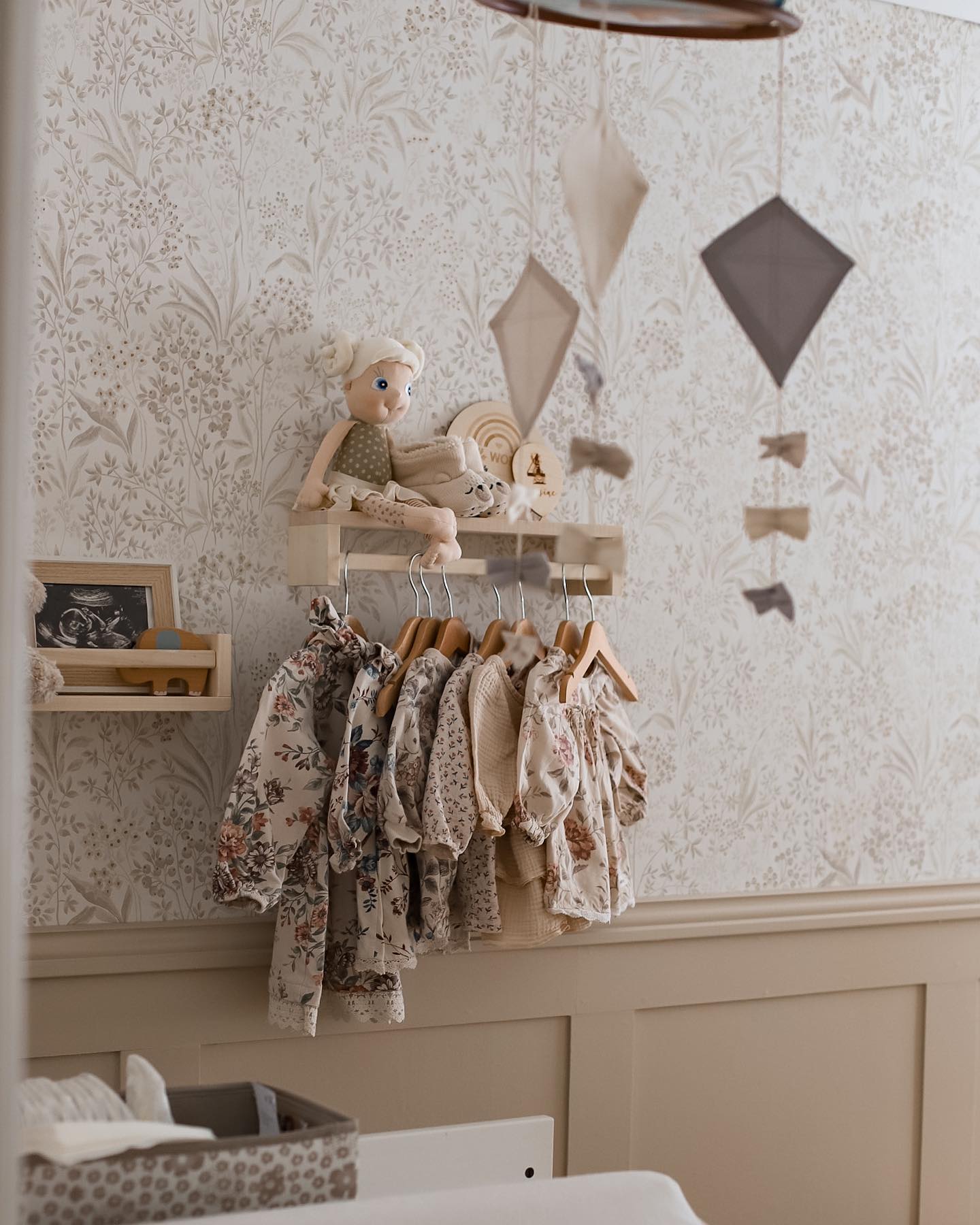 Favorit rum här hemma 🤍🤩 

#nocturne #boråstapeternocturne#boråstapeter#familjetapeter#yeswellpassion#beigeroom#beigelover#barnrum#barnruminspo#bebisrum#bebisrummet#kidsroom#kidsroominspo#kidsroomdecor