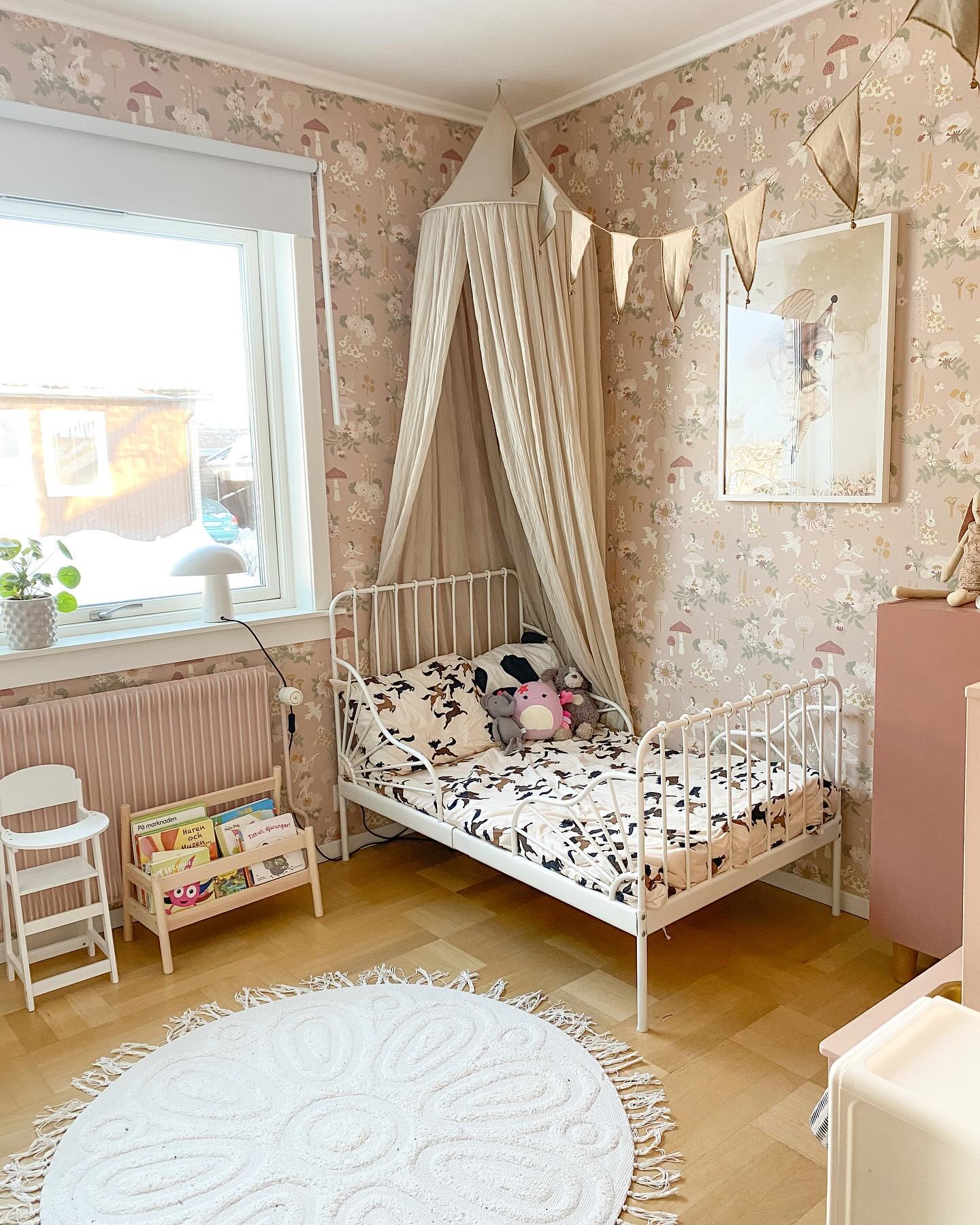 Vårt minsta lilla glitter har blivit stor tjej och fått en ”stor” säng. Aldrig mer spjälsäng här på Cirkelgatan🥹. Jag är fortfarande lika kär i tapeten från majvillan nu som när den sattes upp 🌸 

#funkishus #funkisvilla #barnrum #barnrumsinspiration #majvillan #tapetinspiration #ikeaminnen #flickrum #mexitegelvilla #tapetkärlek #girlsroominspo