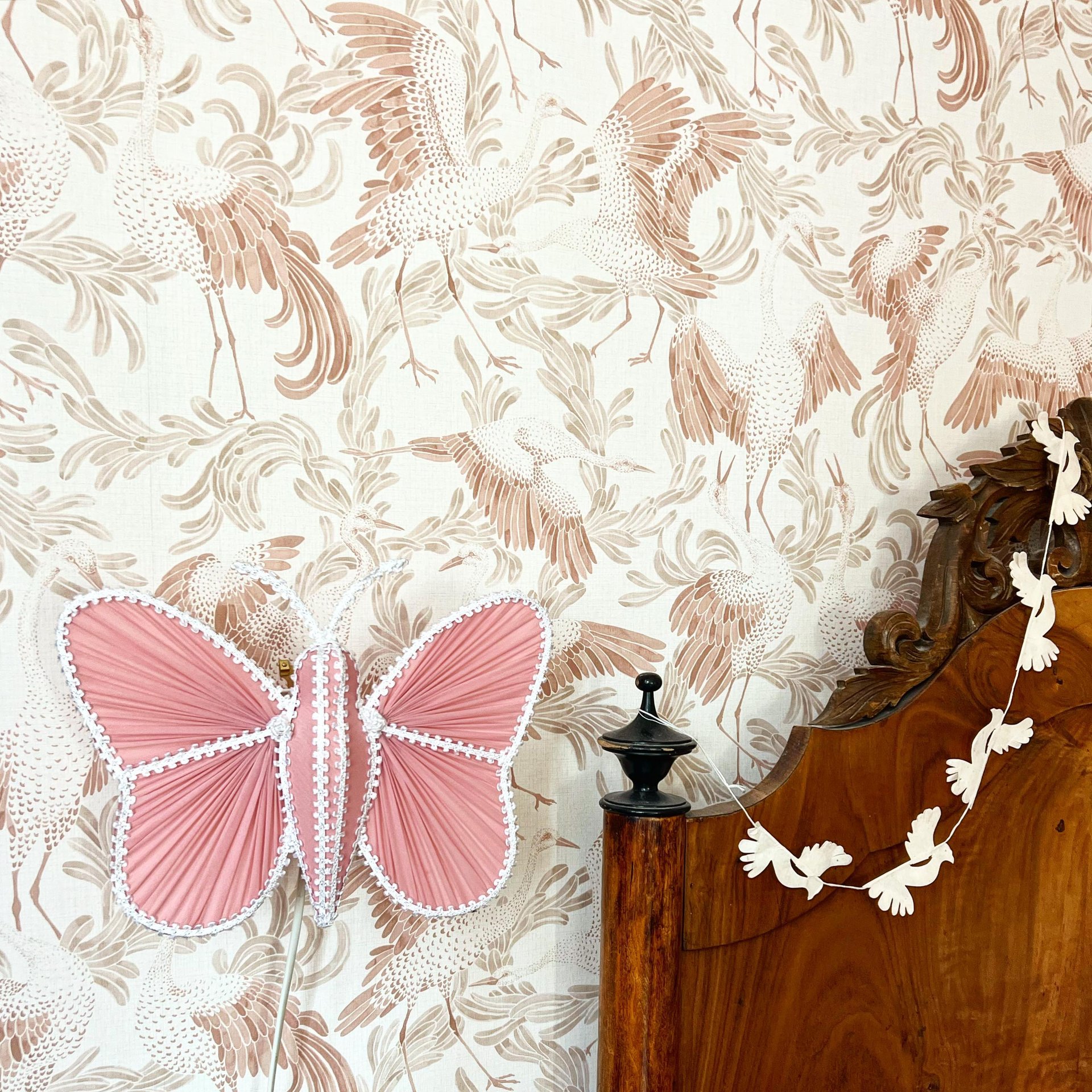 Kjerstins rum har fått agera förråd åt kök och vardagsrum senaste tiden. Skönt när saker börjar komma på plats igen🙏🏻

#kidsroom#tapetinspiration#tradera#återbruk