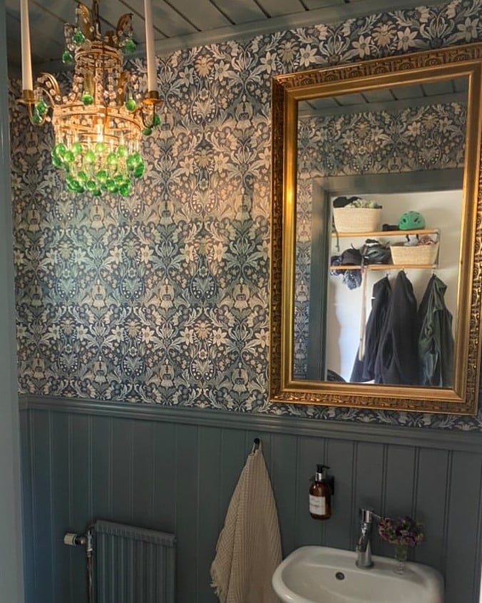 Kundbilder�� 🌸

@sofiabreuss har gjort om sin gästtoalett med tapet och färg från oss! Wow så snyggt. Färgen hon målat tak och snickerier med heter #w100Alg och tapeten är den  vackra tapeten Blomsterfröjd - 3292 från Boråstapeter. Kolla in förebilden 👉

Stort tack för att du delar ditt resultat Sofia 😍

#familjetapeter #wallpassion #kulörkompisar #gästtoalett #toalett #färgochtapet #boråstapeter #renovera #diy #homemakeover #foreochefter #väggfärg #tapet #tapetinspiration