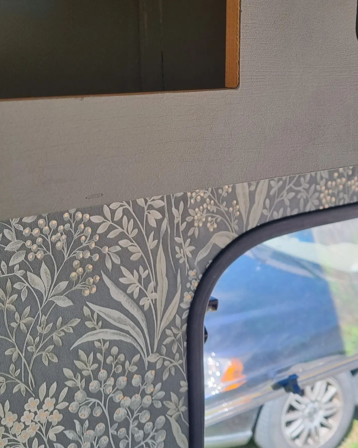 #sneakpeak👀 

Helsike vad jobbigt det är att få till det bra runt fönstren!

#husvagnsrenovering #husvagnsrenovering2023 #camper #husvagn #spritealpine #litenhusvagn #familjetapeter #gröntärskönt