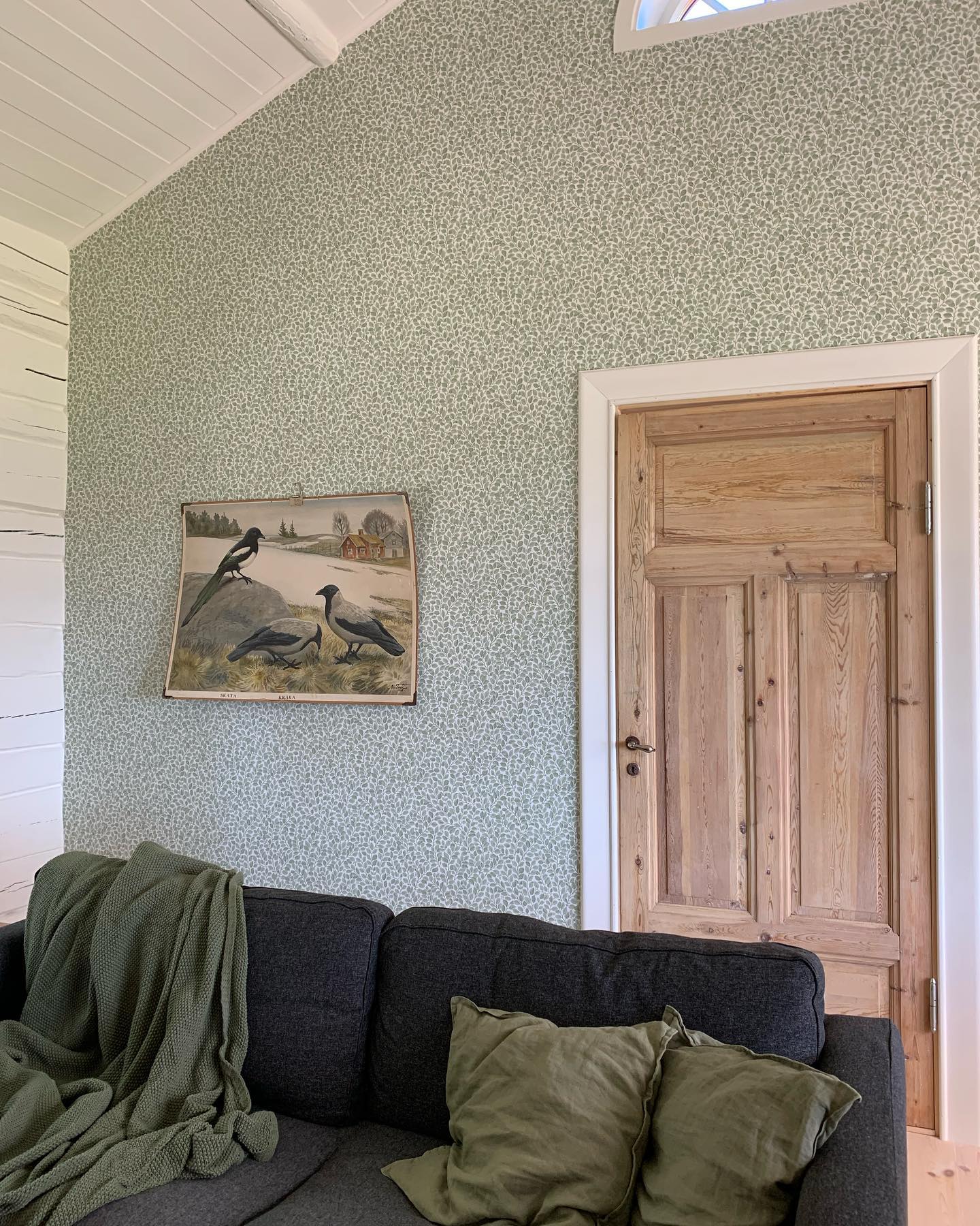 Den gamla skolplanschen har fått sin plats #skolplansch #spegeldörr #familjetapeter #mönstradetapeter #sommarstuga #renoveringsprojekt #mitthjem #mitthjemoginteriør #gamlahus #timmerstuga #gröntärskönt