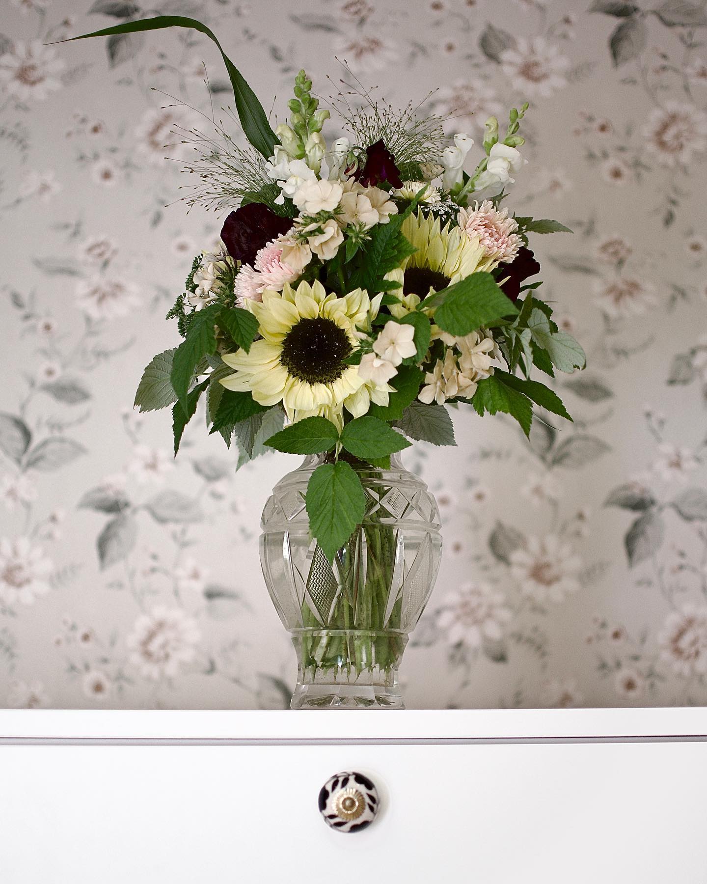 Kärleksexplosion med ett fång blommor 

Att ge blommor till nån man håller kär är väl en så vacker gest 🤍

Valde den mjukt ljusgula solrosen ’buttercream’ med ljusrosa romantisk aster sen den djupt vinröda luktärten.
Gräset ’frosted explosion’ fick skapa lite fyrverkerier på toppen ♥️

Så roligt att få vara kreativ och skapa buketter till er !

#augustibukett #solrosbukett #helgbukett #fredagsbuketten #fredagsbukettenfrånträdgården #närodladeblommor #floristdrömmar #aster #sommarflox #swishandgrab #floreafröer #slowflowers #slowflowerssweden #laurascottage #boråstapeter #familjetapeter