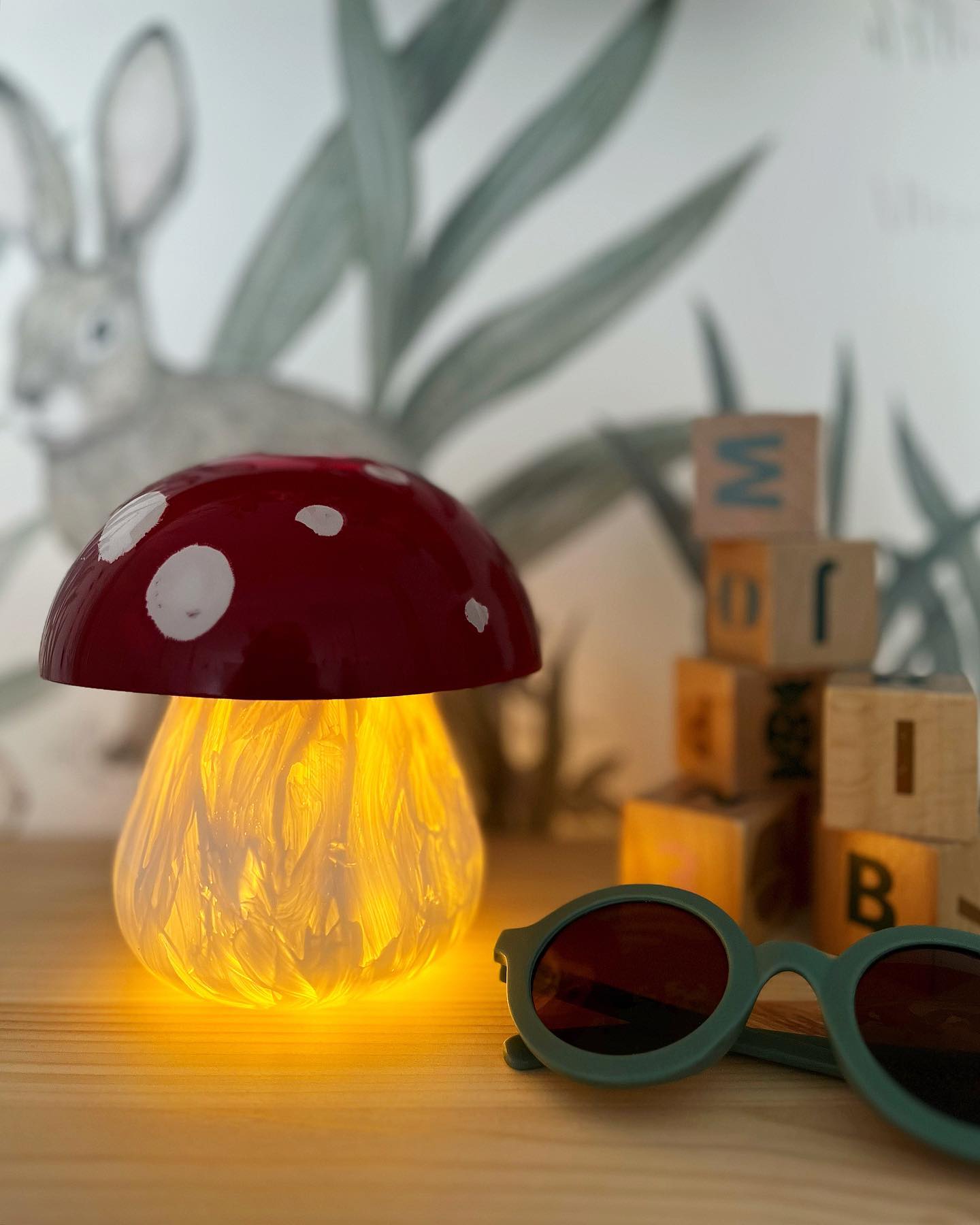 Projekt Nr520. SkymningsLampa 🍄 Trots att det bara är augusti så börjar kvällarna redan nu att bli mörkare. Belysningen blir då plötligt viktigare igen och jag har nu tänkt att jag ska försöka att bli bättre på det här med att få in flera mindre mysiga ljuskällor här hemma än jag varit tidigare 🕯️ Först ut är denna lilla svamplampa till dotterns rum. Svamplampan består av en återbrukad glasskål från Ikeas fyndhörna för 5kr + en secondhandad vas för 8kr + en batteridriven ljusslinga från i julas + lite färg = 🍄💡 Ljusslingan inuti svampen ger ett mysig litet sken och passar fint i lillans lite skogsinspirerade rum 🦊 Trots att slingan ligger inuti 🍄 så blir den inte varm då lamporna på slingan är så små, såklart ska man ändå dock som alltid ändå ha lite uppsikt. Svampen var lika enkel och snabb att göra som materialet till den var billigt (ca 13kr + ljusslingan och färgen som jag hade hemma sedan innan). 

Jag hade först tänkt att jag kanske skulle ha köpt en liten svamplampa till henne, men när jag scrollade runt och såg vad de kostade så kändes detta som ett bra projekt att testa först, och visst blev det väl ändå inte så pjåkigt för 13 ynka spänn? 🕯️🍄💡🌿

#svamp #svamplampa #diy #gördetsjälv #lampa #viralhack #hack #projekttillhemmet #ikeahack #ikea #fungi #inredning #interior #home #kidsroom #kidslamp #flugsvamp #forrest #light #mushrooms #diylamp #gørdetselv