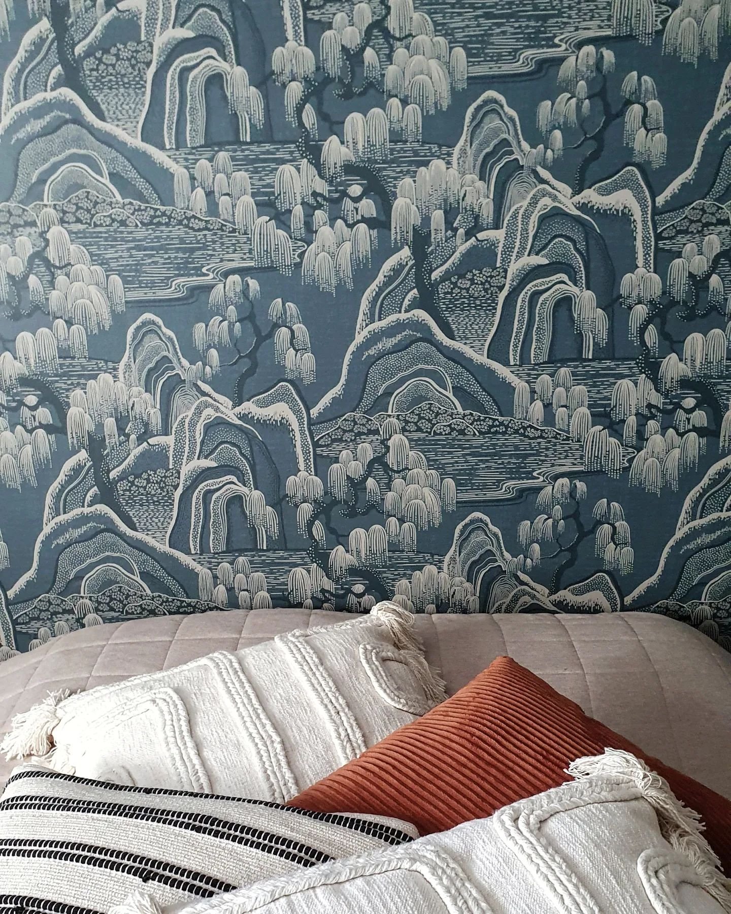 Tää borastapeter Indigo Garden on vaan niin upee!💙 Vaikka tapetissa on kohtuu tihee kuvio, niin koen tän rauhottavana. 
Tänne makuuhuoneeseen tuskin laitetaan mitään tauluja, kun ei haluta peittää palaakaan tästä.
•
•
•
#boråstapeter #familjetapeter #indigogarden #tapetti #värikäskoti #koti #makuuhuone #sisustus #nordichome #helsinki