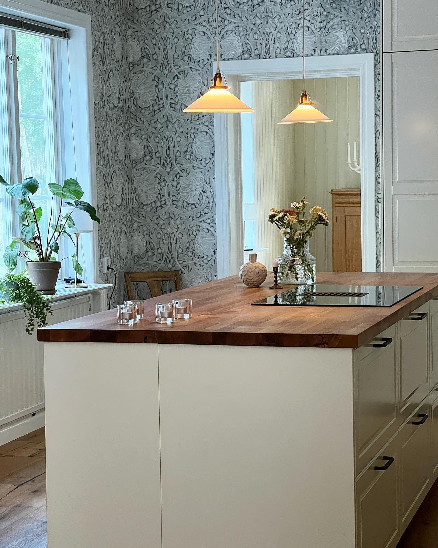 Snart är vi inne i augusti och då har vi redan bott här i ett år 🏡 

I veckan fick vi äntligen upp våra kökslampor jag fyndat på tradera. Det gäller att boa in sig ordentligt innan man vet vad man vill ha! Jag är mer än nöjd över mitt val med skomakarlampor 🙏🏼🥰

.
.
#svenskahem #lantligthem #skönahem #livetpålandet #mitthem #sekelskifte #sekelskifteshus #gammalthus #gammalskola #kökslampa #skomakarlampa #köksinspiration #inredmedhusohem #inredningsinspo #inredningsdetaljer #mittlevabo #scandinavianhome #husoghjem #husohem