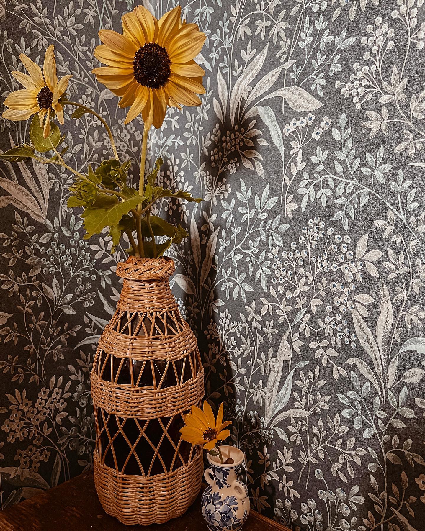God kväll! 🌻 Nu blommar våra mini-solrosor för fullt, så jag plockade in några tidigare idag. Kolla vilken fin flaska vi tog in från snickarboden förresten! Den passade fint med solrosorna tycker jag! 🧡 Hoppas att ni får en fin kväll allihopa! 🌻🫶

.

.

#boråstapeter #nocturne #sunflower #miniaturesunflower #minisolros #solros #cottagecore #cottagestyle #cottagelife #cottage #lantliv #tapet #wallpaper #aesthetic #blue #yellow #vintage #thrifted #thriftstorefinds #loppat #loppis #livetpålandet