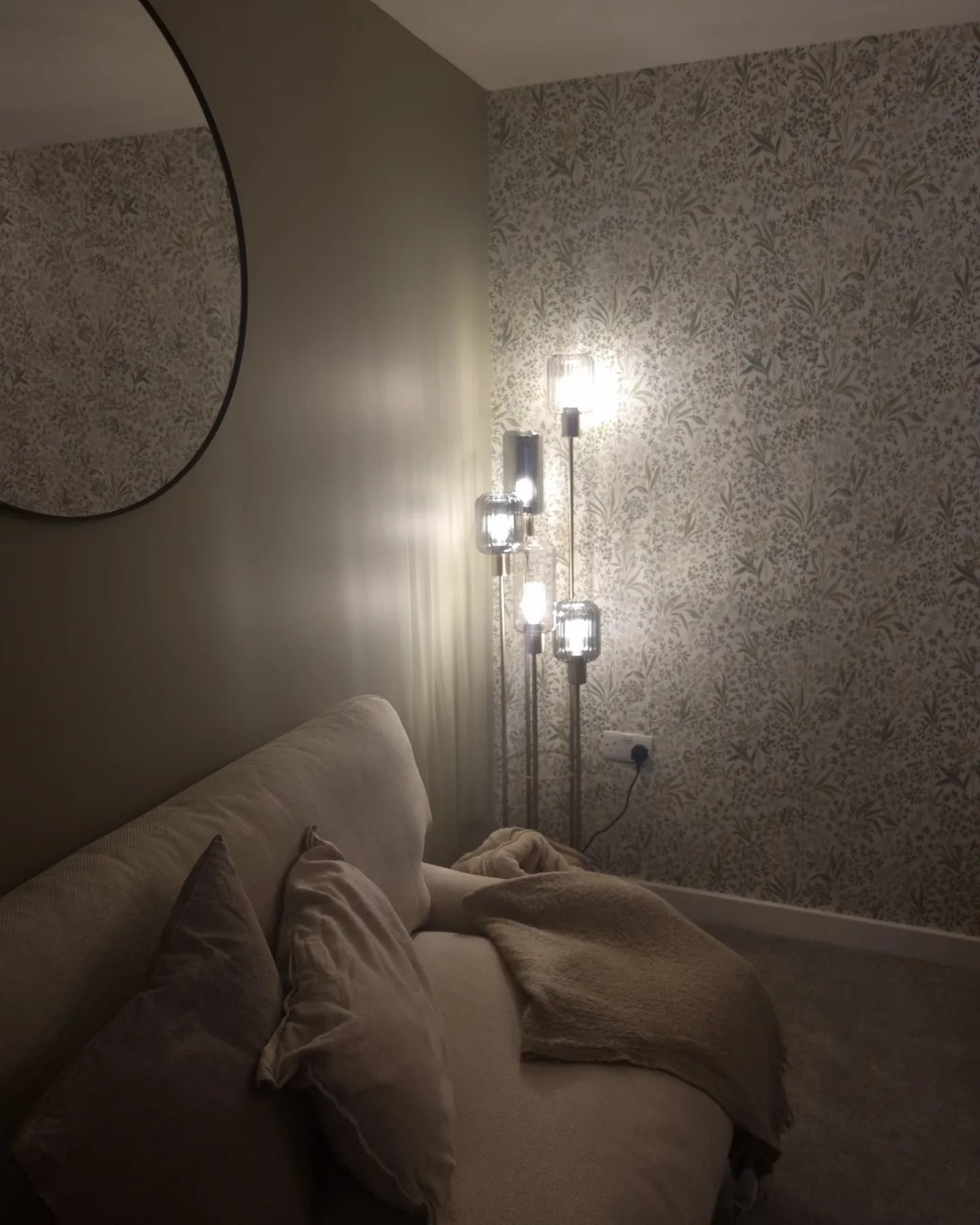 Photos don't do this room justice another beautiful wallpaper from wallpassion.co.uk #familywallpapers #familietapeter #familijetapeter #wallpassions