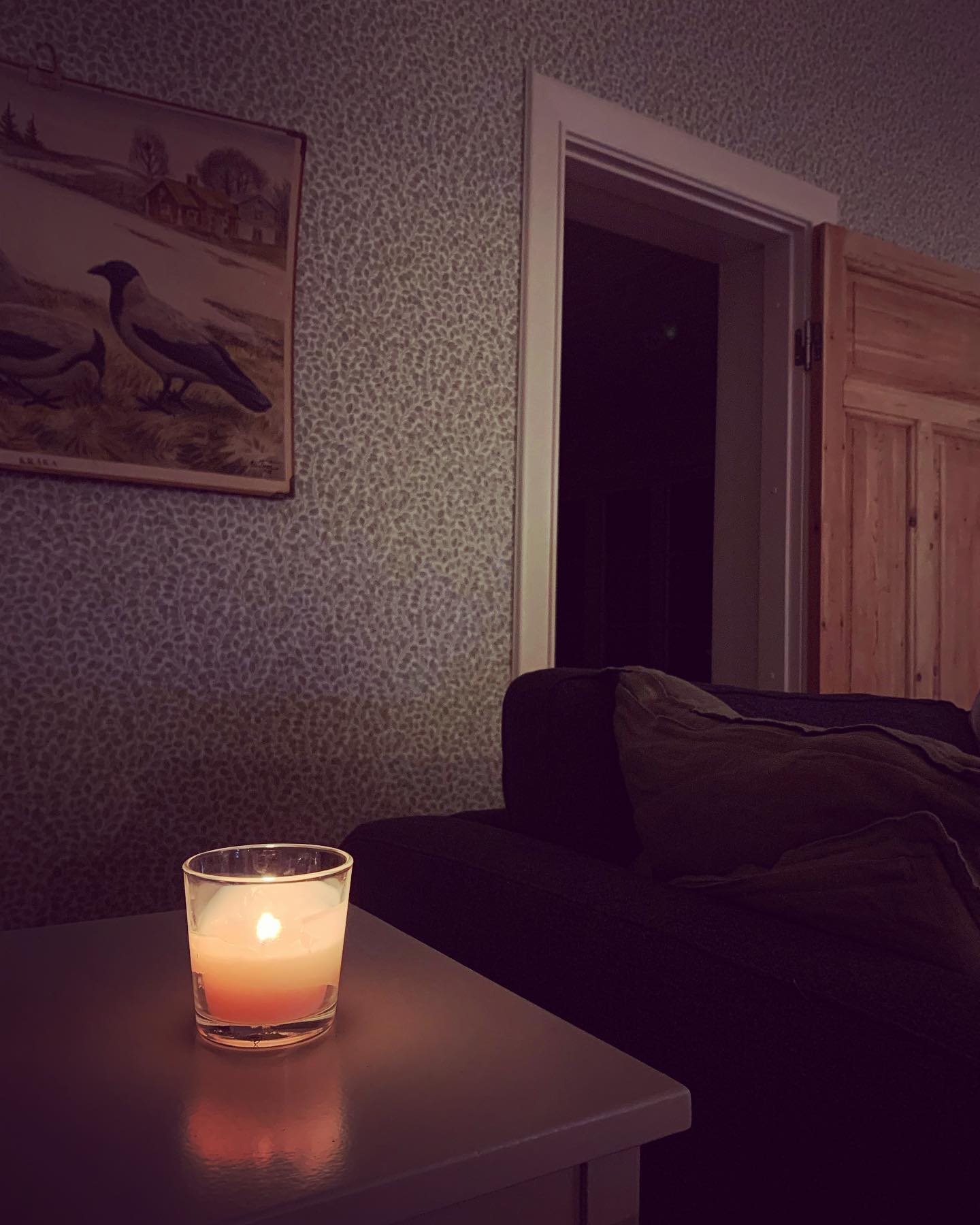 Mysig kväll i stugan 🧡 #stugliv #familjetapeter #spegeldörr #lantligt #lantliginredning #skolplansch #mitthjem #mitthjemoginteriør #skönahem #underbaraboning #mönstradtapet