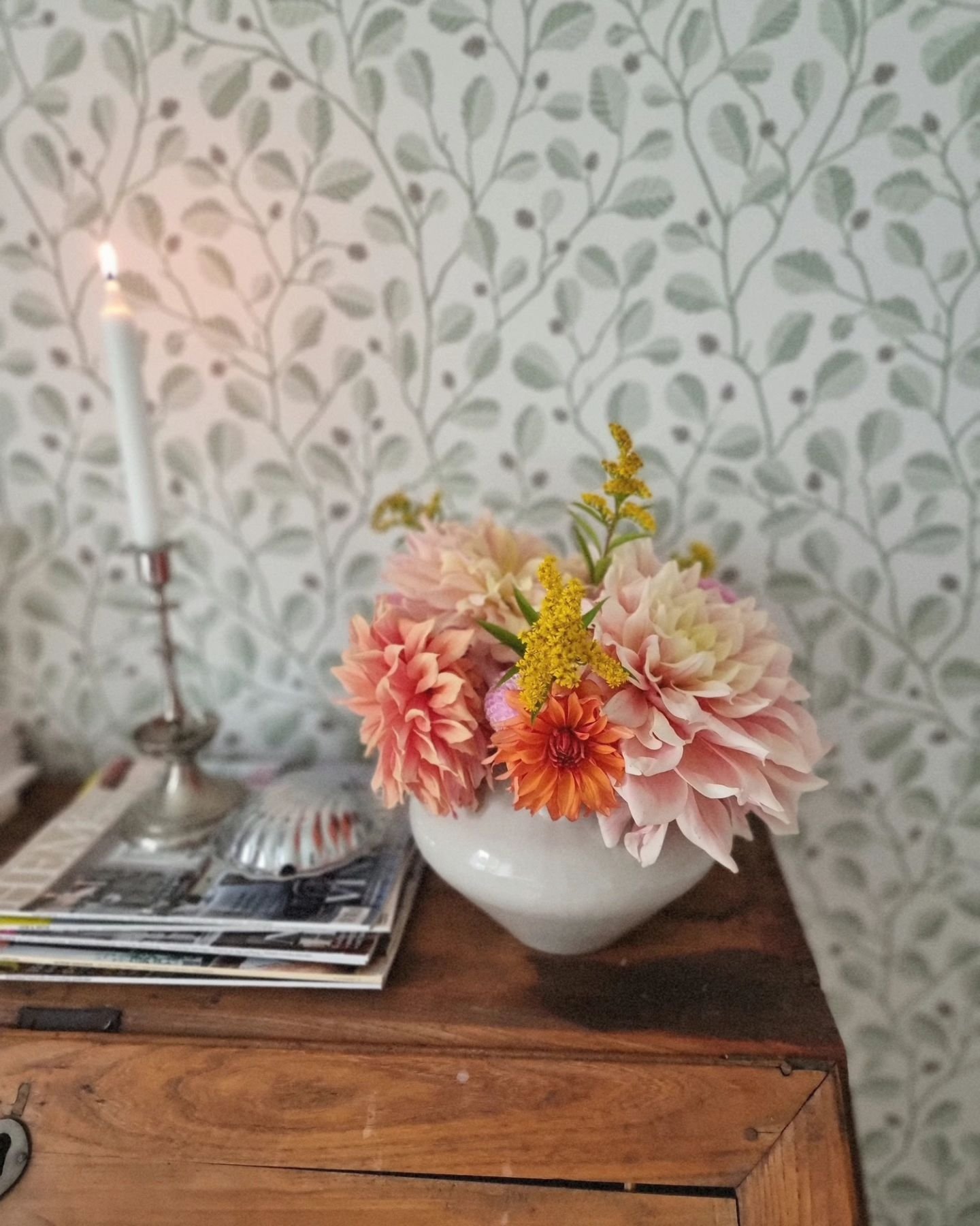 Verkligen väder för att tända ljus idag!
Fin lördag till er ✨️🕯
.
.
.
.
.

#veckansvackraste #interior123 #inredning #inredningsinspo #loppisfynd #loppis #veckansvackraste #inredmedhusohem #inredningsdetaljer #skandinavianhome #skandinavianhomes #nordiskahem #nordiskainteriør #interior_magasinet #nordiskahem #interior_and_living #interiordetails #vintagestyling #boliginspiration #homestyling #interiordesign #interiør #loppisvardag #vakrehjem #vakrehjemoginterior #luktärter
