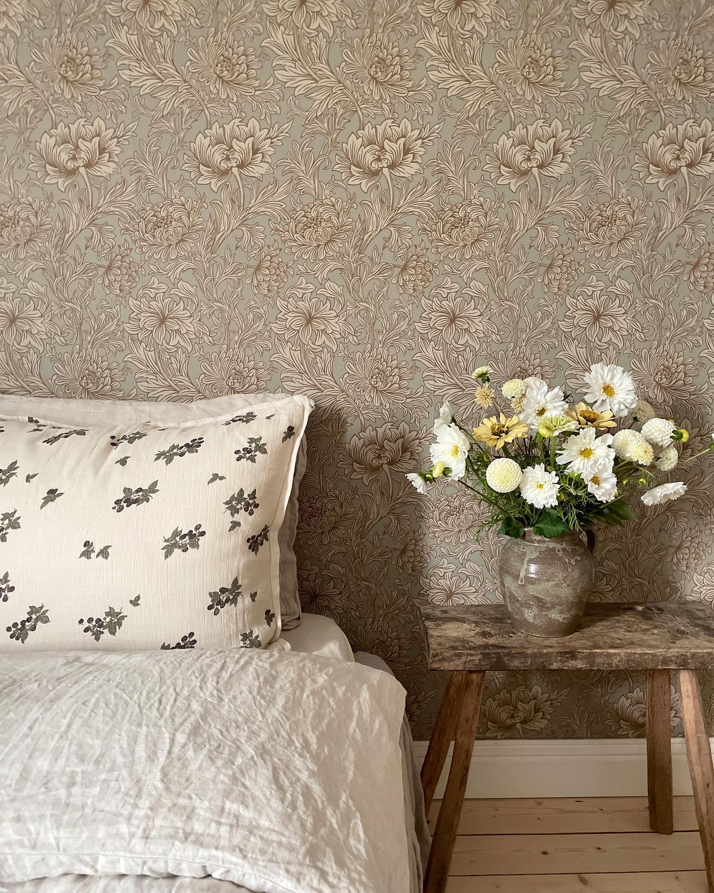 Dagens bukett fick pryda sovrummet 🌼 

.
.
.
.

#sovrum #sovrumsinspiration #sovrumsinspo #sovrumsinredning #bedroom #bedroominspo #williammorris #williammorriswallpaper #williammorrisfabric #familjetapeter #lantligt #lantligthem #lantligahem #prästgård #veckansvackraste #svenskainredare #bolig #boligdrøm #boliginteriør #scandinavianhome #scandinavianstyle #skandinaviskahem #alltihemmet #sekelskifte #sekelskifteshus #loppisfynd #flowers #flower #flowerphotography #garboandfriends