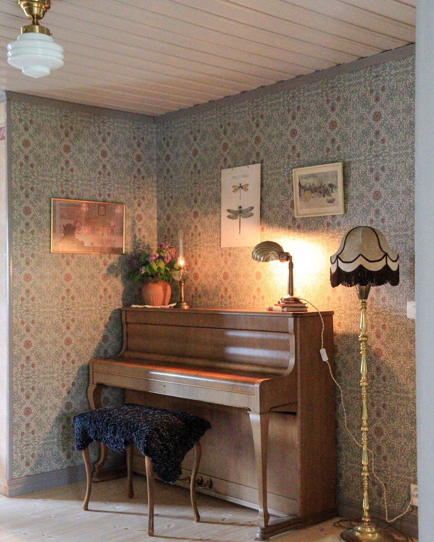 Jag har spelat piano sedan jag var liten. Och åren vi bodde i lägenheten saknade jag verkligen att ha ett piano att spela på. Så när vi flyttade till huset och jag fick ett av Magnus snälla faster blev jag så glad ♥️ Nu sitter både jag och Nora (som också börjat spela) här mest varje dag och klinkar! 🥰
Spelar ni något instrument? Eller skull är ni vilja lära er?
.
.

#landet #livetpålandet #lantliv #lantligt #mittlivpålandet #mittlantligahem #mittlandligehjem #mittlevaobo #mitthem #torp #torpliv #gård #gårdsliv #cottage #cottagecore #countrylife #countryliving #underbaraboning #veckansvackraste #tidningenland #tidningenlantliv #cottageandfarm #slowliving #farmhouse #farmhousedecor #countrystyle #piano #hall #renovation #renovering