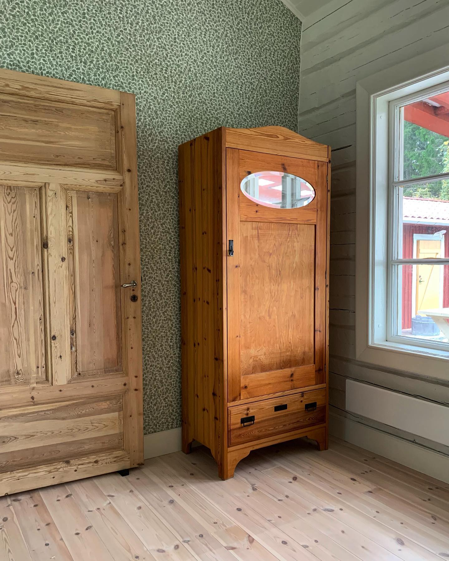 Vi behövde mer förvaring i stugan och hittade ett så fint skåp på rosendahls_antik 🤎 #gamlamöbler #återbrukamera #spegeldörr #mönstradtapet #familjetapeter #sommarstuga #sommarställe #lantligahem #lantliginredning #mitthjem #underbaraboning #lantliv #trägolv #mitthjemoginteriør