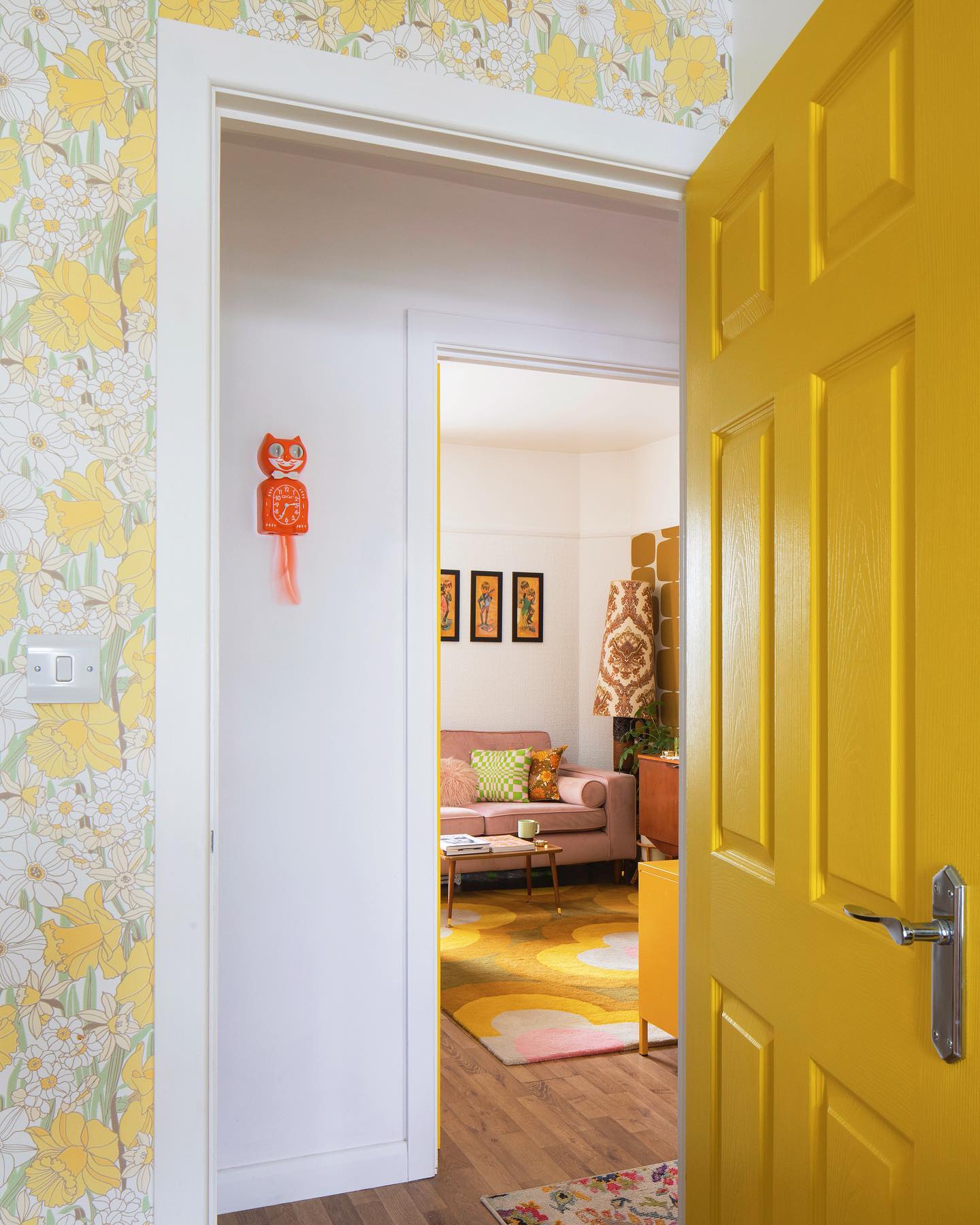 Some sunshine for your gloomy Monday evening 🌼🧡 photo by the amazing jfrench_photo . 

. 

.

.

.

.

.

.

.

#retrointerior #myretrohome #apartmenttherapy #midcenturymodern #apartmentgoals #70sdecor #60sdecor #retrodecor #retrohome #retrofurniture #orlakielyhome #vintagehome #mythriftedhome #interiorstyling #apartmentinspo #myinteriorstyle #modernvintage #mystylednest #midcenturystyle #retrohauls #thehousefanatics #homeinspodaily #interioreccentric #fearlessinteriors #groovyinterior #colourfuldecorchallenge #retroapartment #midcenturyfurniture #kitcatclock