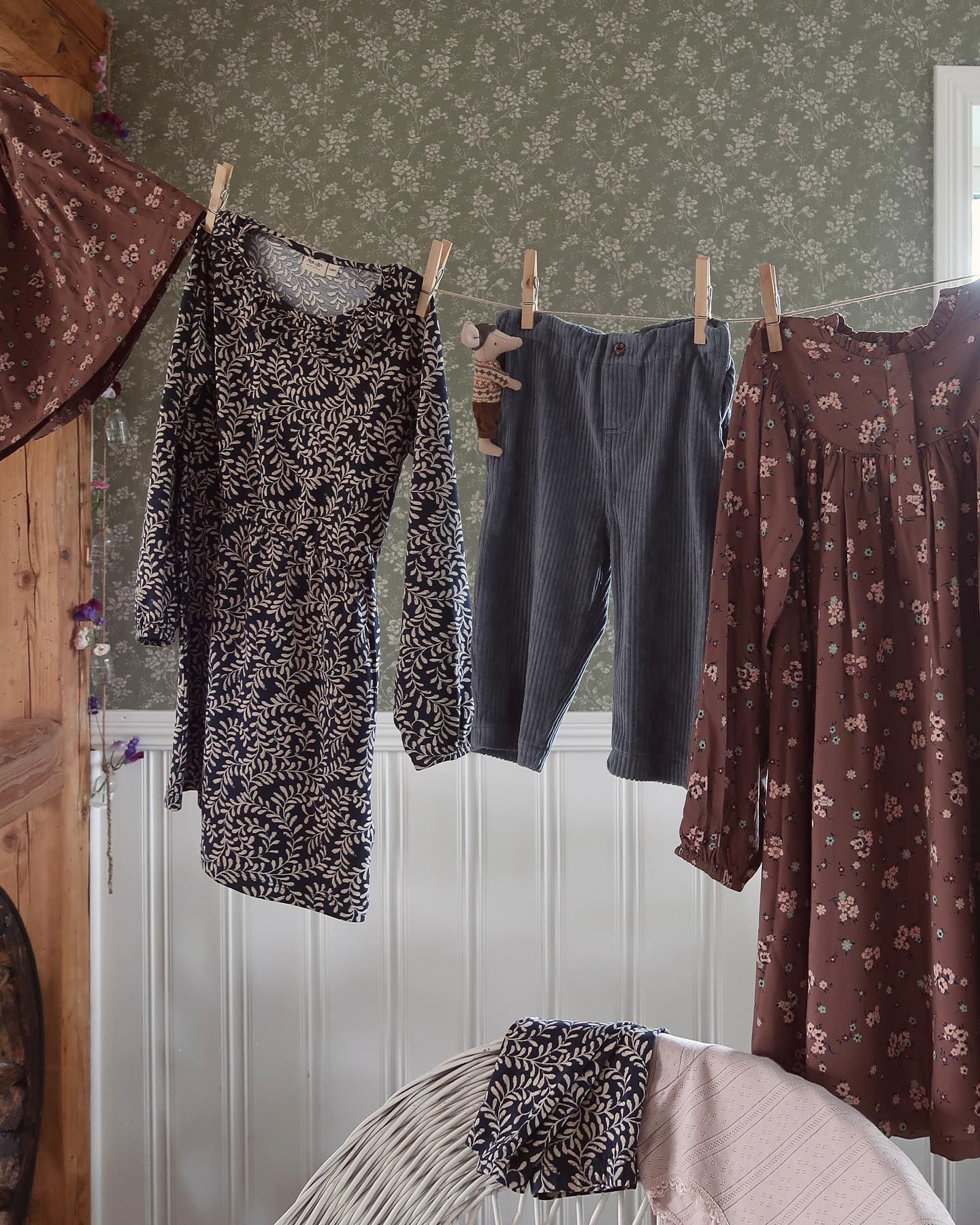 NEW IN 🍂
Bara kolla så fina kläder vi fått hem från noanoaminiature 🤎 
Och ja, det är väl självklart att Abbe ska ha manchesterbyxor precis som upptäckarmusen 🤭