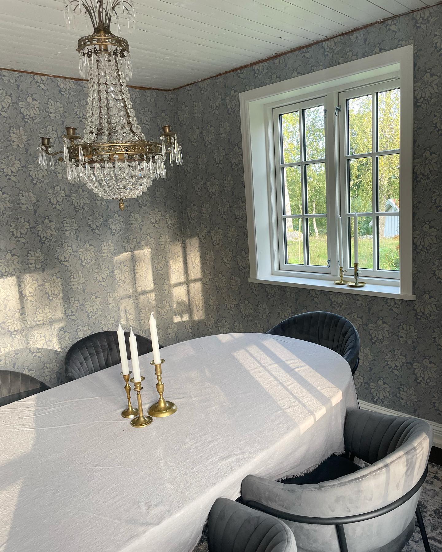Kan som vanligt inte hålla mig från att visa trots att det inte är helt klart… 🙈

Taklister ska vi försöka få upp i veckan och så ska de gamla dörrfodren få lite ny färg. Men annars är det färdigt i matsalen nu. Så himla nöjda att vi vågade tapet och att vi äntligen har vit panel i taket 🙏🏼 

#gamlahus #gammalthus #lantligthem #lantligahem #sekelskifte #sekelskifteshus #sekelskifteshem #husrenovering #husrenoveringpågår #tapetinspiration #tapet #boråstapeter #familjetapeter